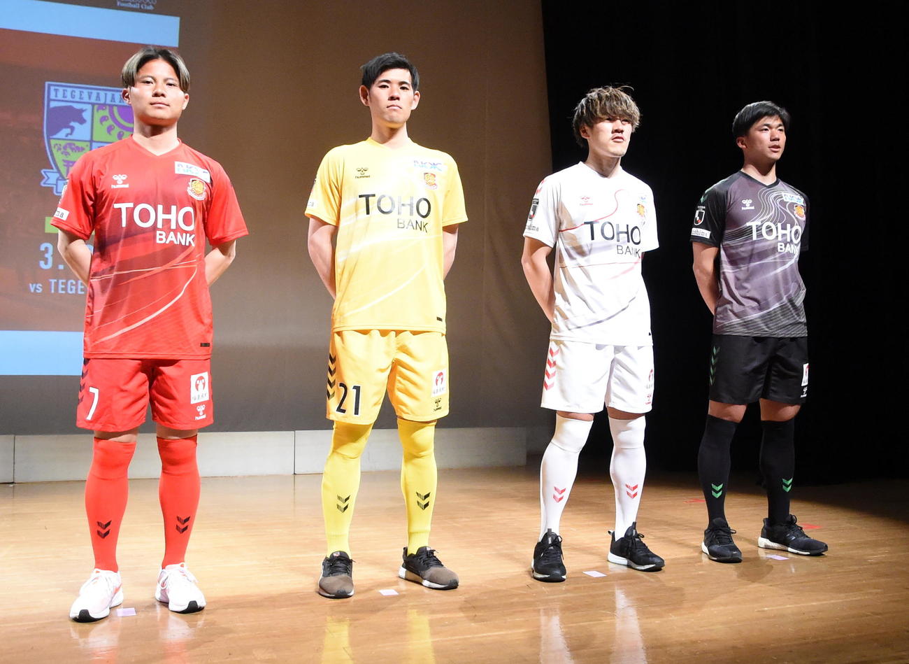 今季のユニホームをお披露目した、左から福島DF田中、GK大杉、DF雪江、GK上川