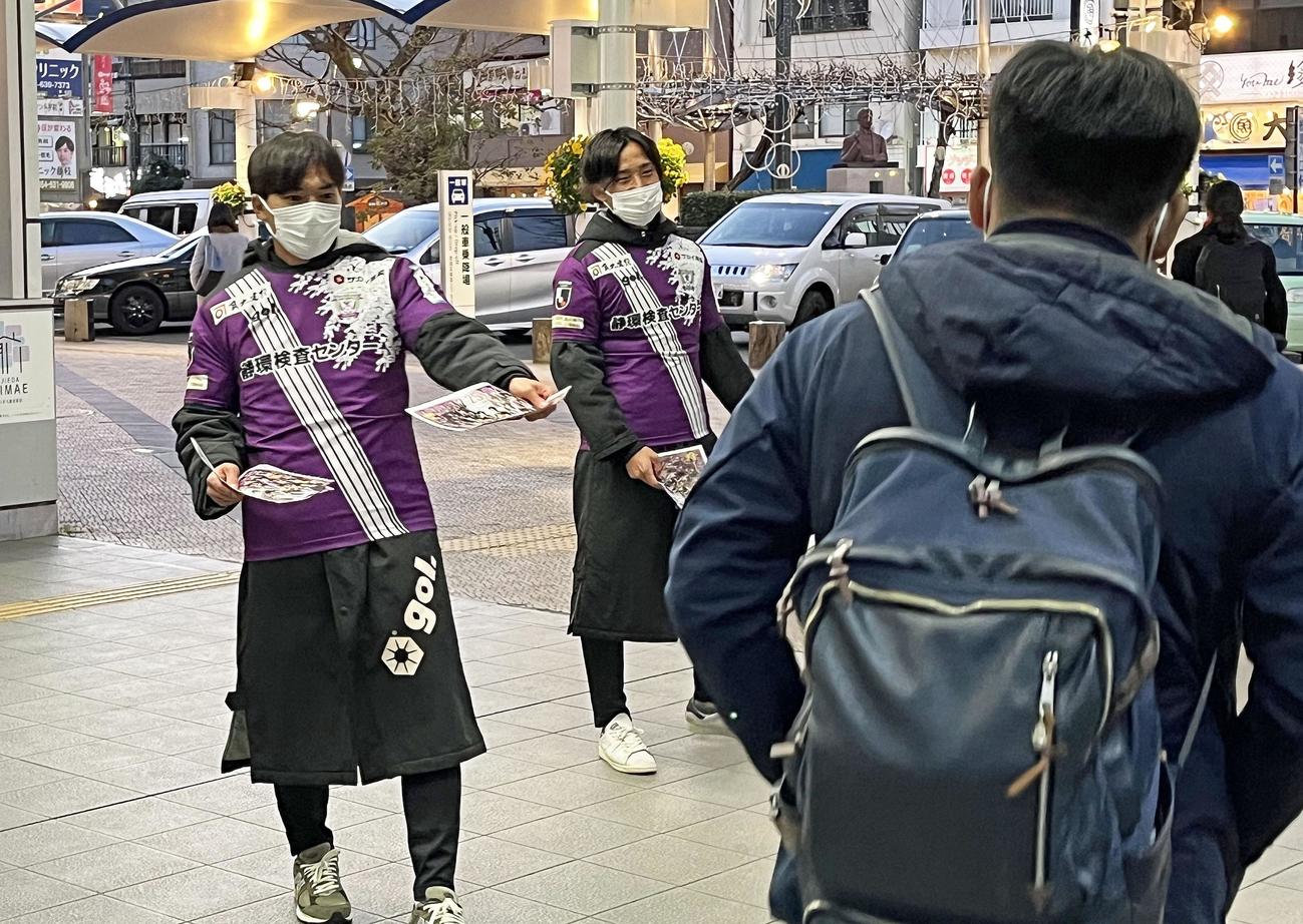 藤枝駅前でビラ配りする藤枝久保（左）と横山（23年2月21日撮影）