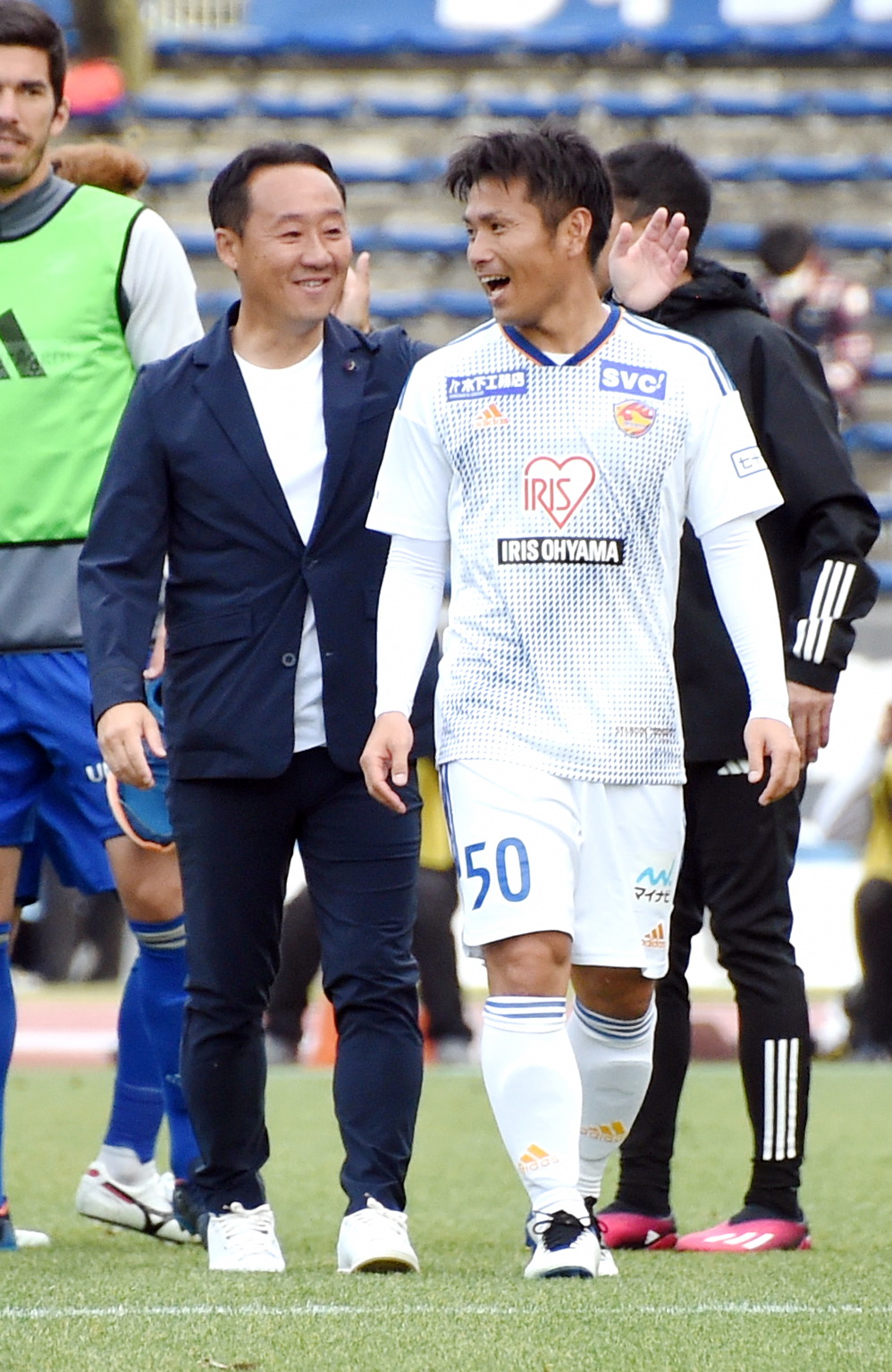 19日、笑顔で会話を交わす黒田監督（左）と遠藤