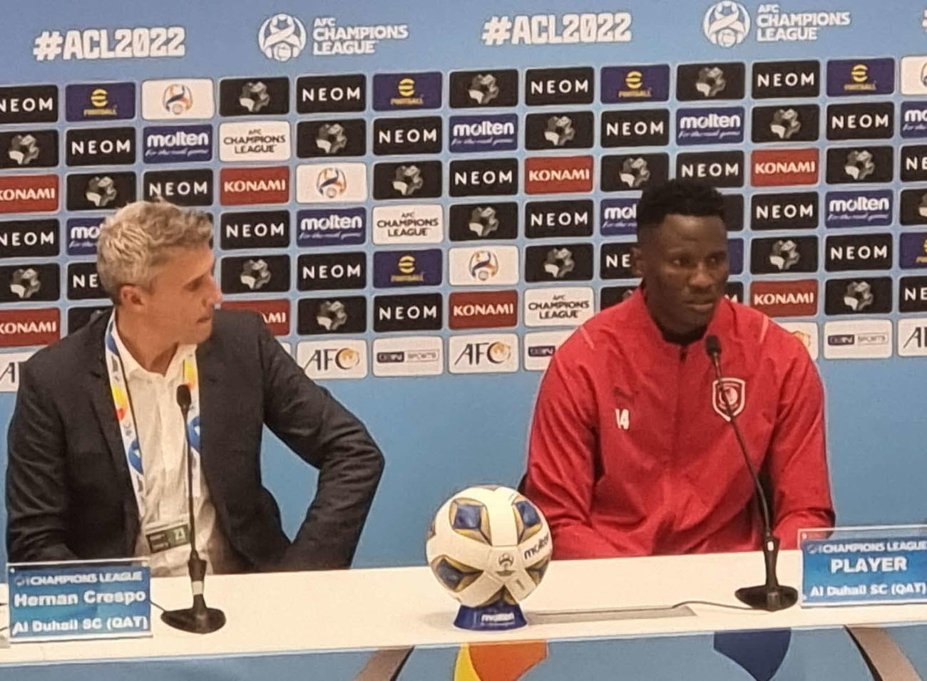 試合後の会見に臨むアルドゥハイル・オルンガ（右）