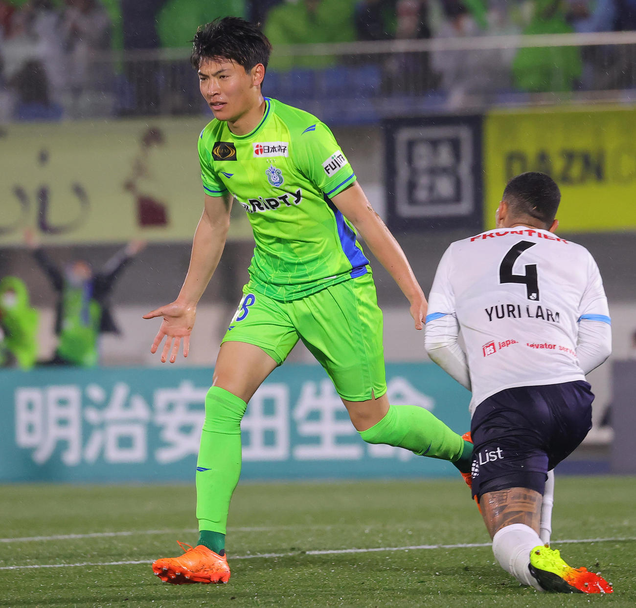 湘南対横浜FC　前半、ゴールを決め喜ぶ湘南町野（撮影・野上伸悟）