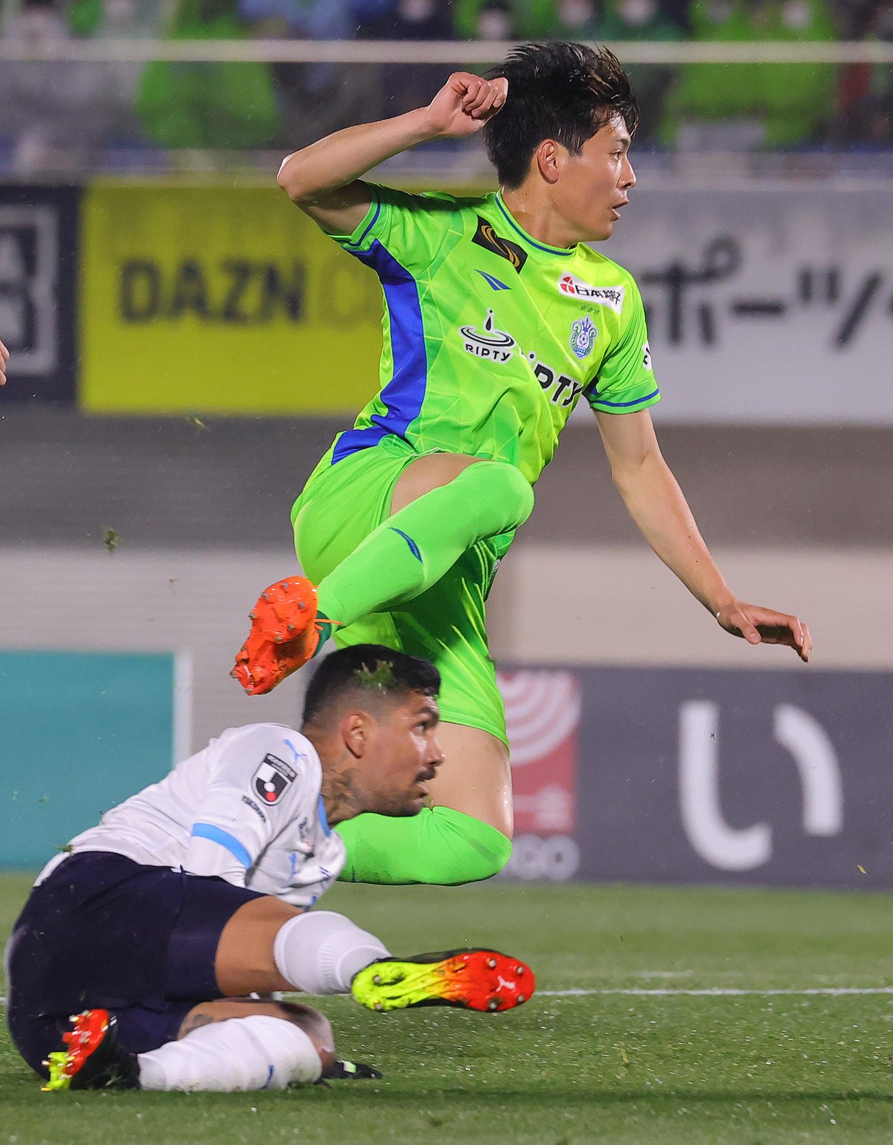 湘南対横浜FC　前半、ゴールを決める湘南町野（撮影・野上伸悟）