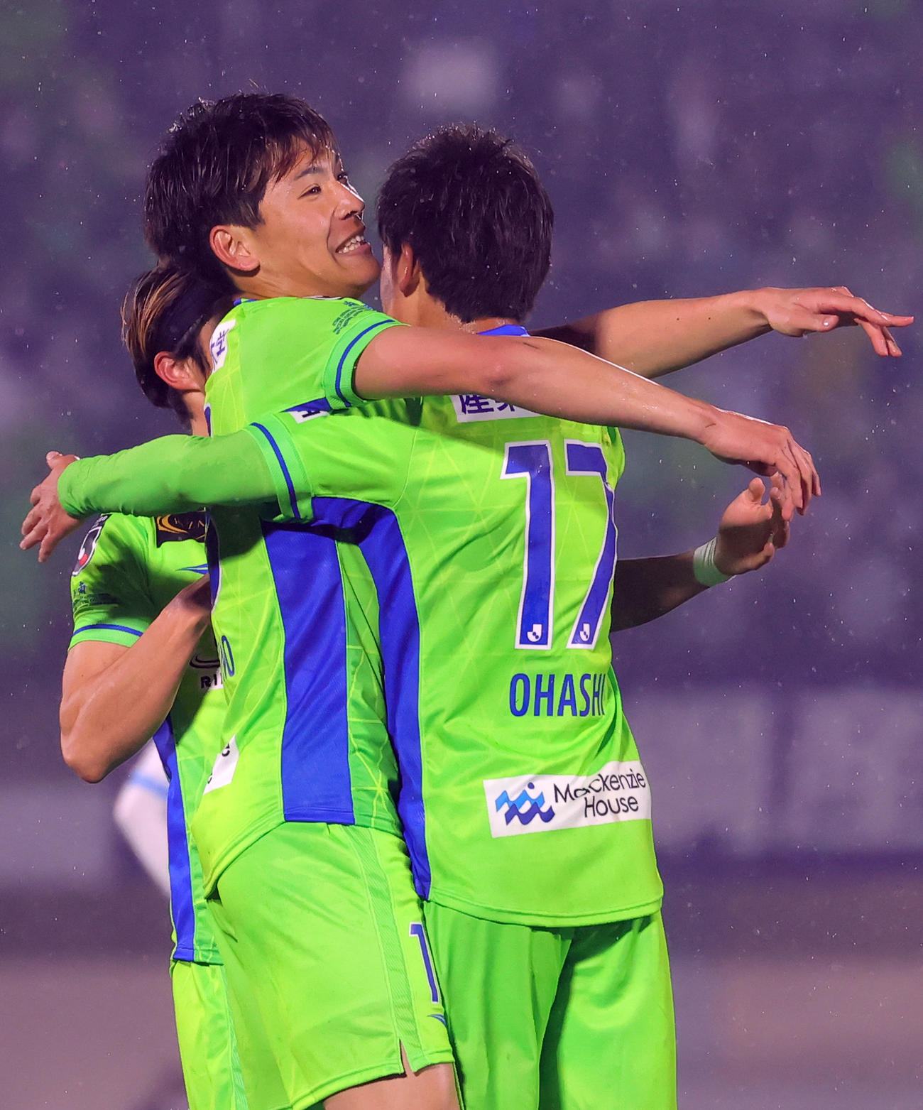 湘南対横浜FC　前半、ゴールを決め喜ぶ湘南町野（撮影・野上伸悟）