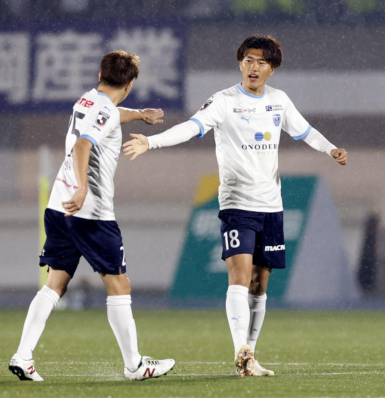 前半、先制ゴールを決め、祝福される横浜FC小川航（右）