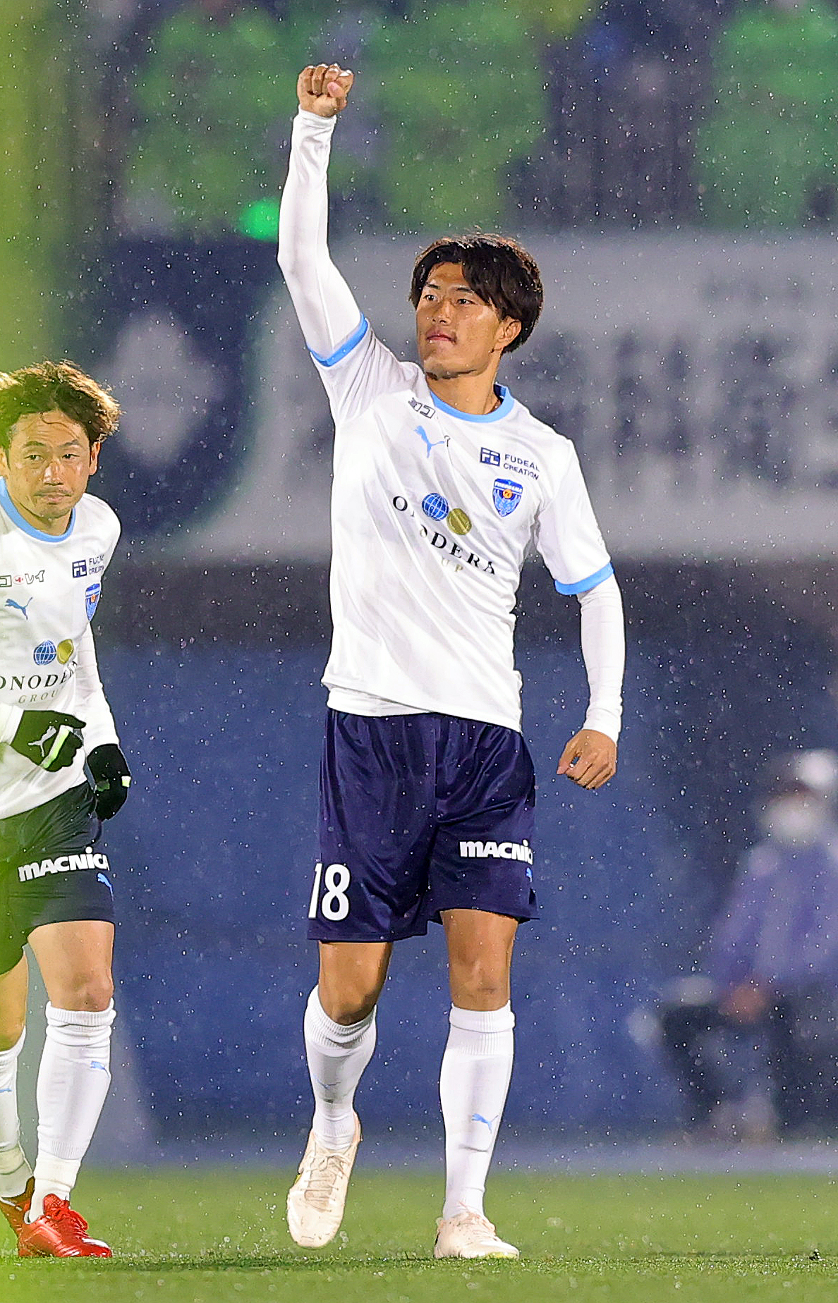 湘南対横浜FC　前半、先制ゴールを決め喜ぶ横浜FC小川航（撮影・野上伸悟）