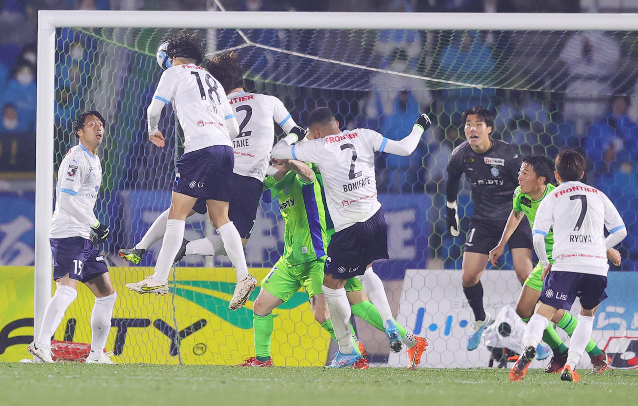 湘南対横浜FC　後半、2点目を決める横浜FC小川航（撮影・野上伸悟）