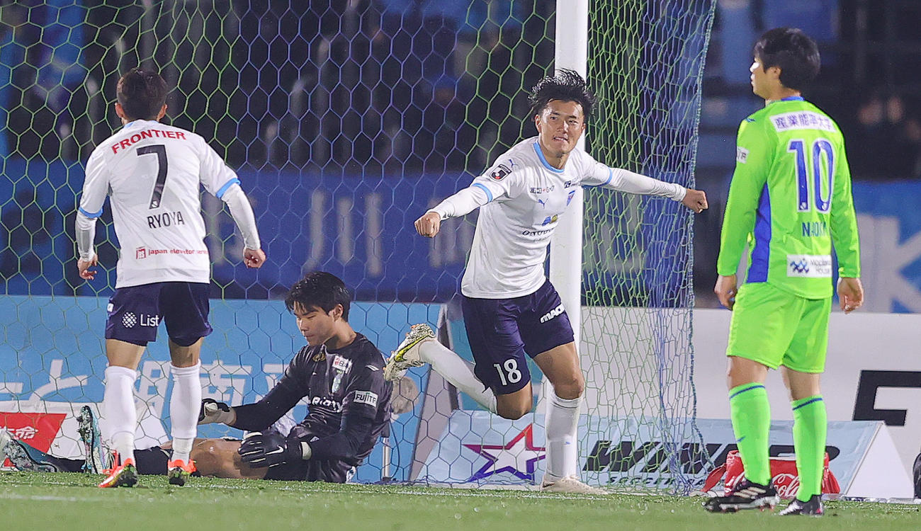 湘南対横浜FC　後半、2点目を決め喜ぶ横浜FC小川航（撮影・野上伸悟）
