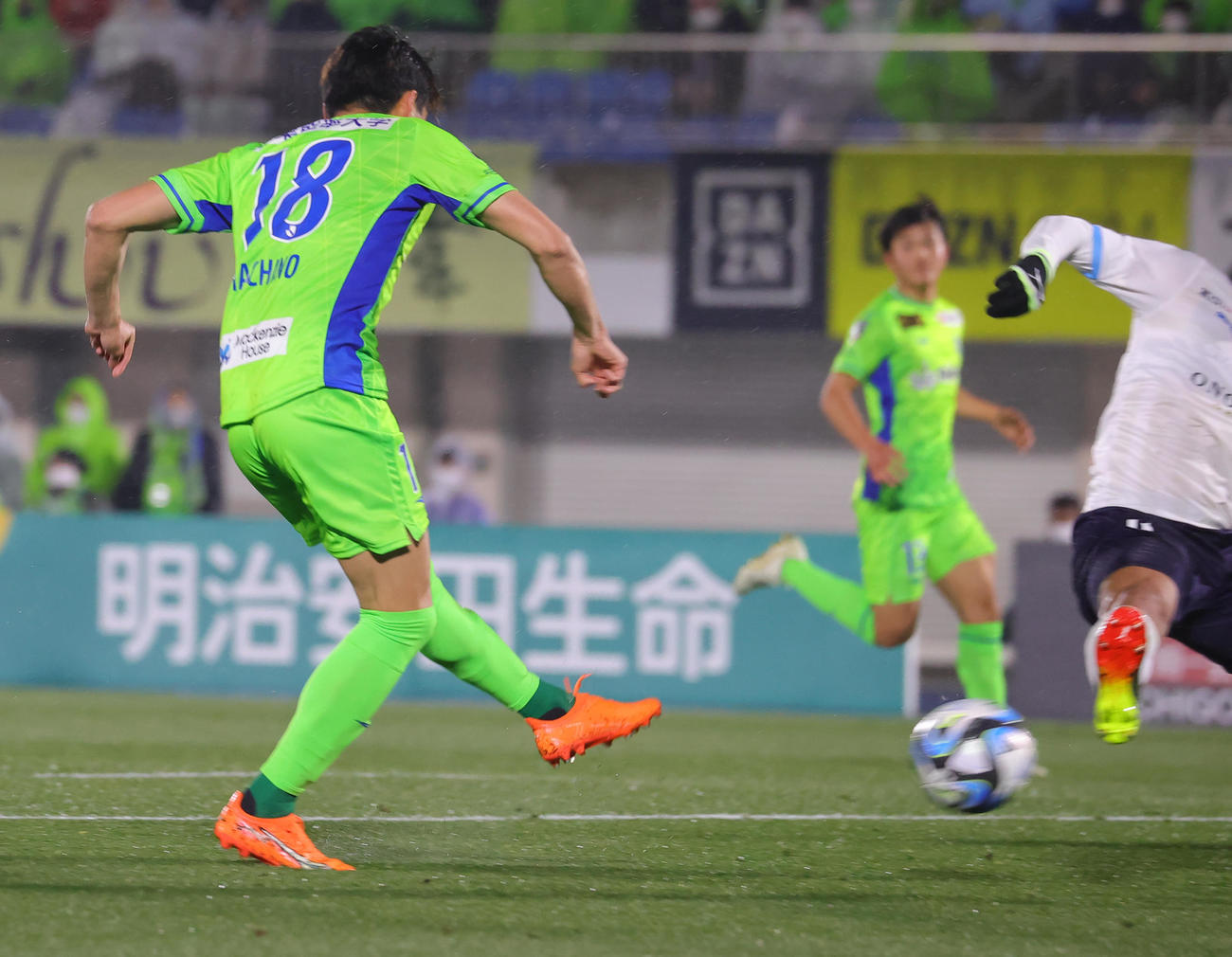 湘南対横浜FC　前半、ゴールを決める湘南町野（撮影・野上伸悟）