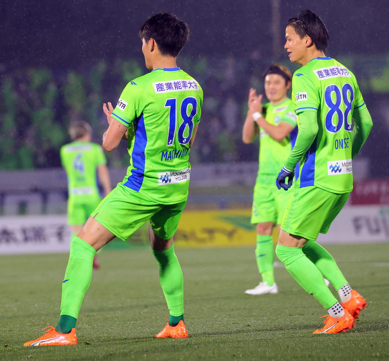 湘南対横浜FC　前半、ゴールを決め喜ぶ湘南町野（撮影・野上伸悟）