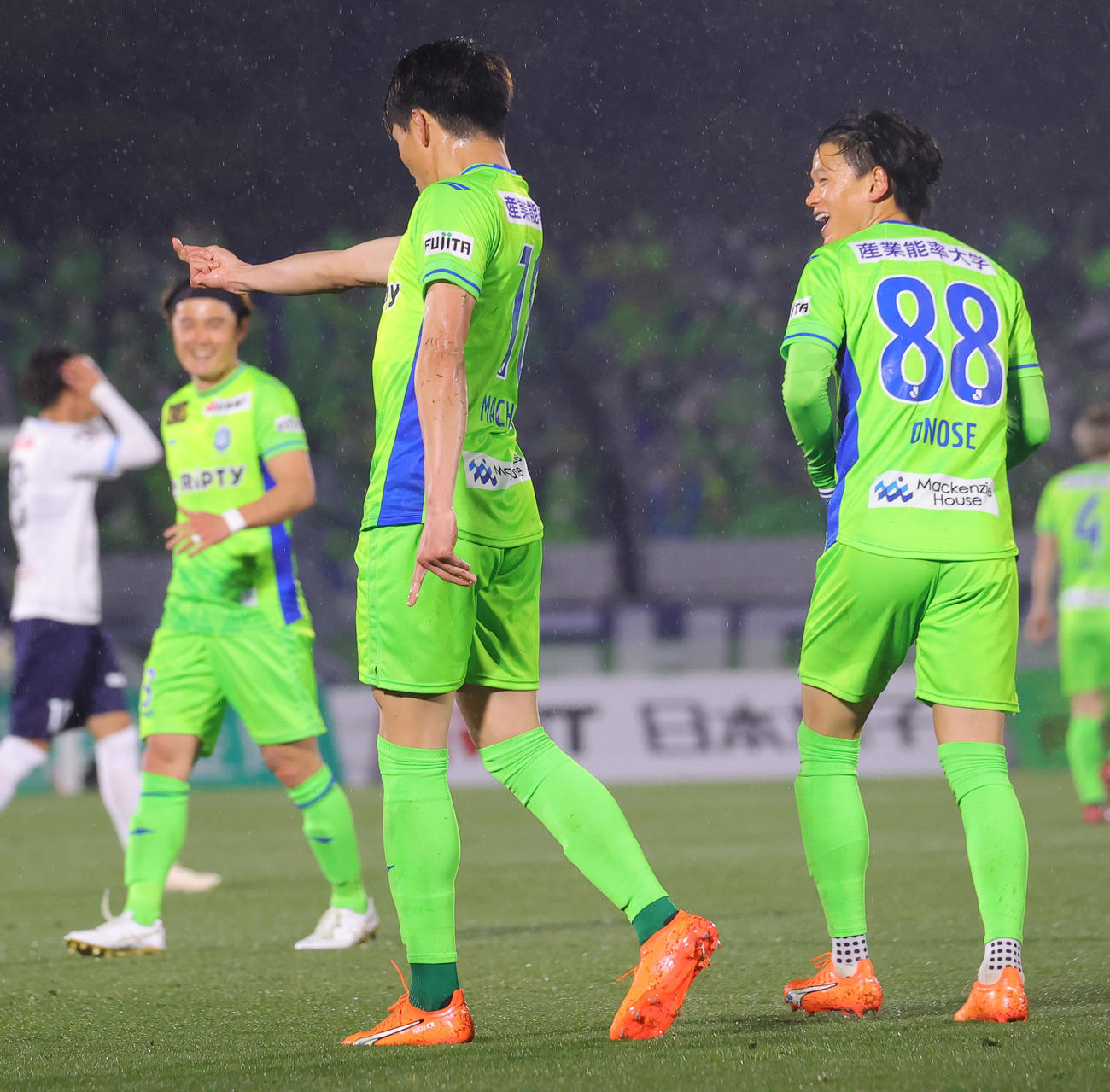 湘南対横浜FC　前半、ゴールを決め喜ぶ湘南町野（撮影・野上伸悟）