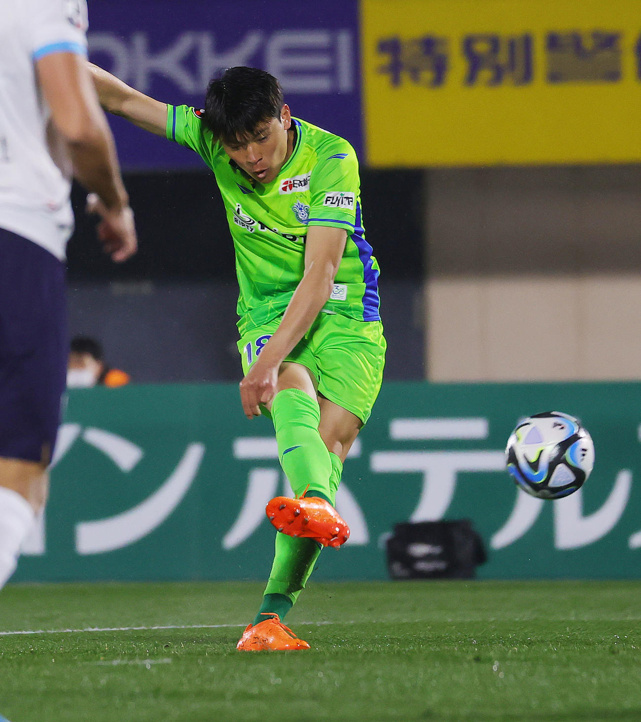 湘南対横浜FC　前半、シュートを放つ湘南町野（撮影・野上伸悟）