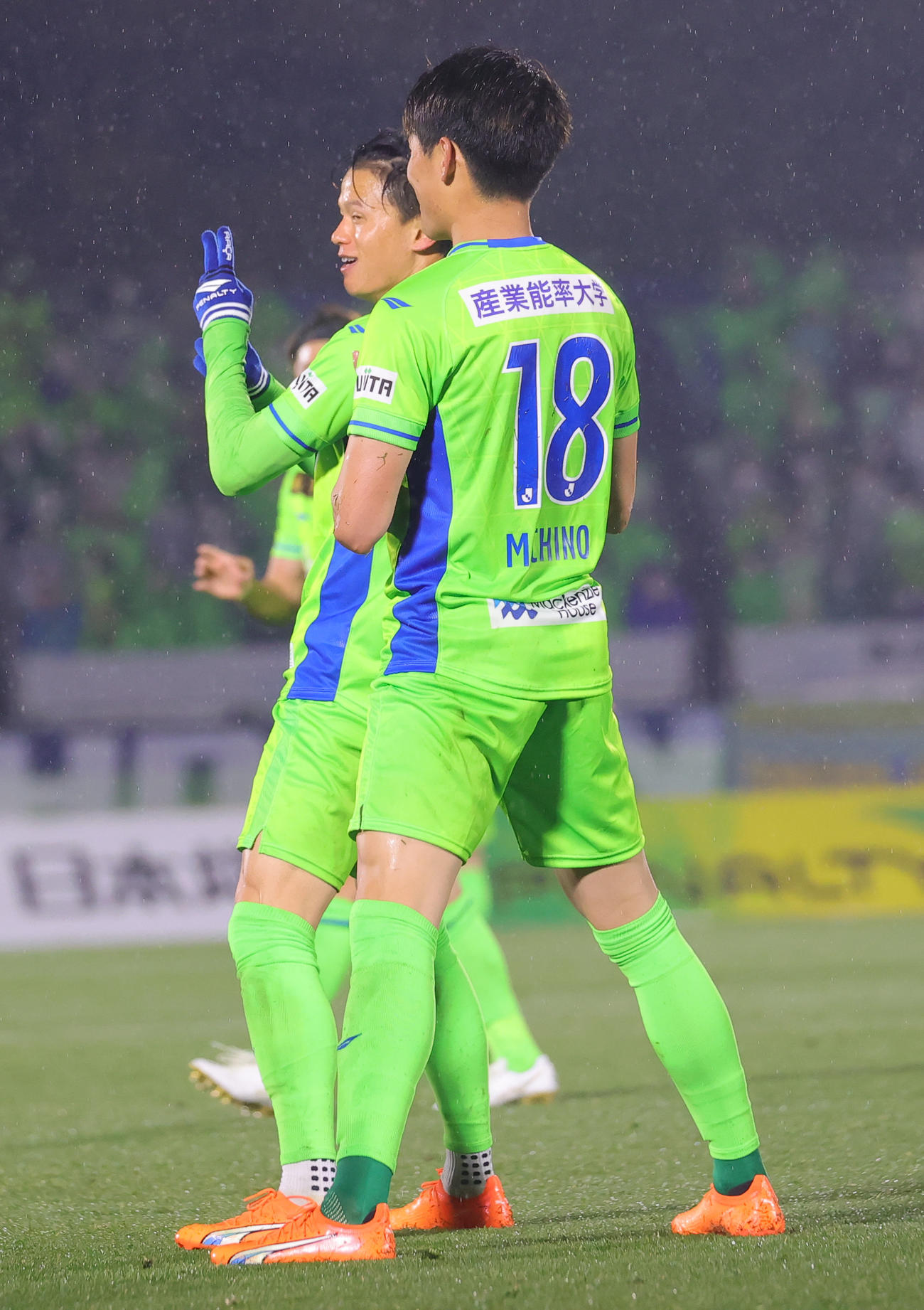 湘南対横浜FC　前半、ゴールを決めた湘南町野（手前）は小野瀬とともに忍者ポーズ（撮影・野上伸悟）