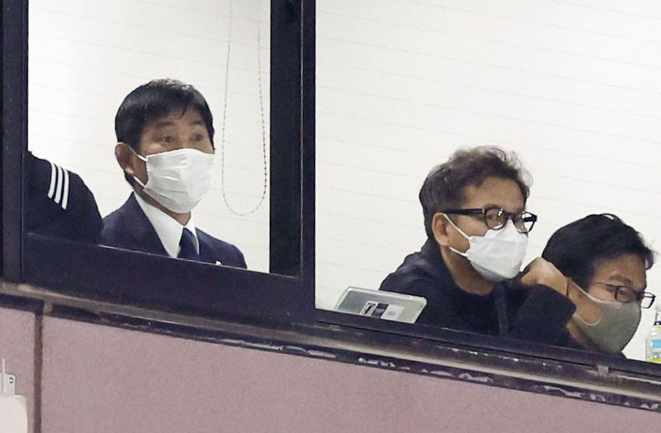 湘南―横浜FC戦を視察する日本代表の森保監督（左）（共同）