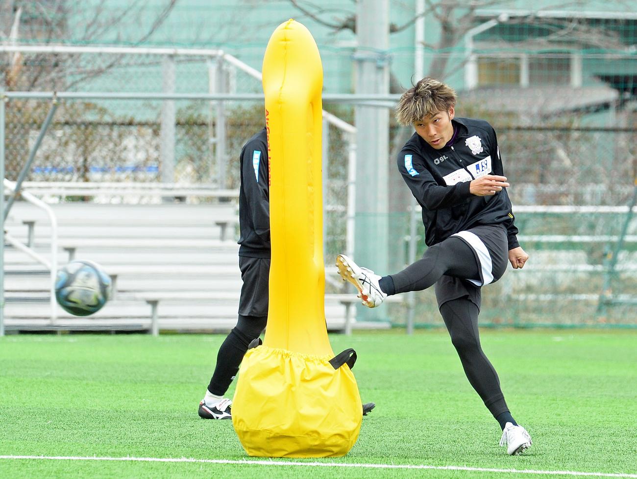 居残りでシュート練習に励む藤枝渡辺