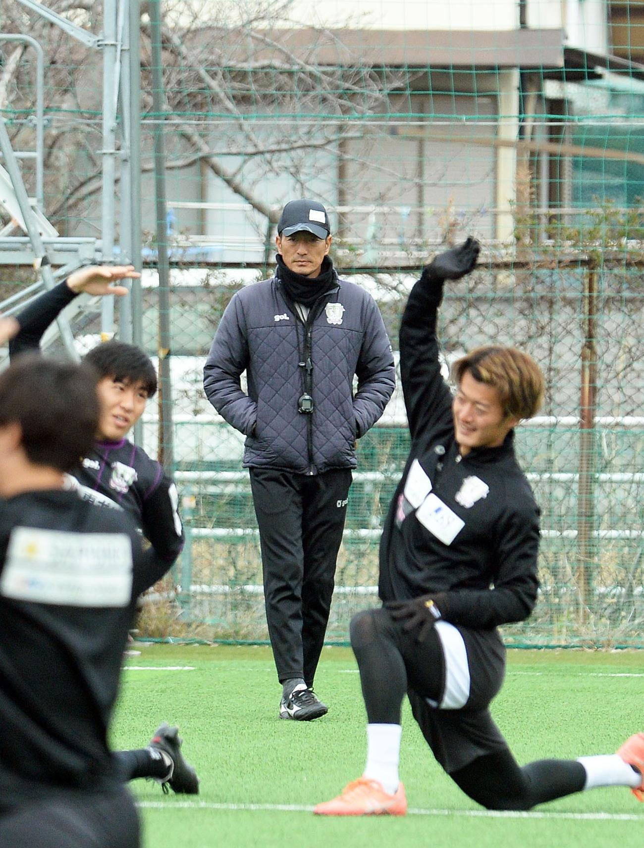 引き締まった表情で選手を見つめる藤枝の須藤監督