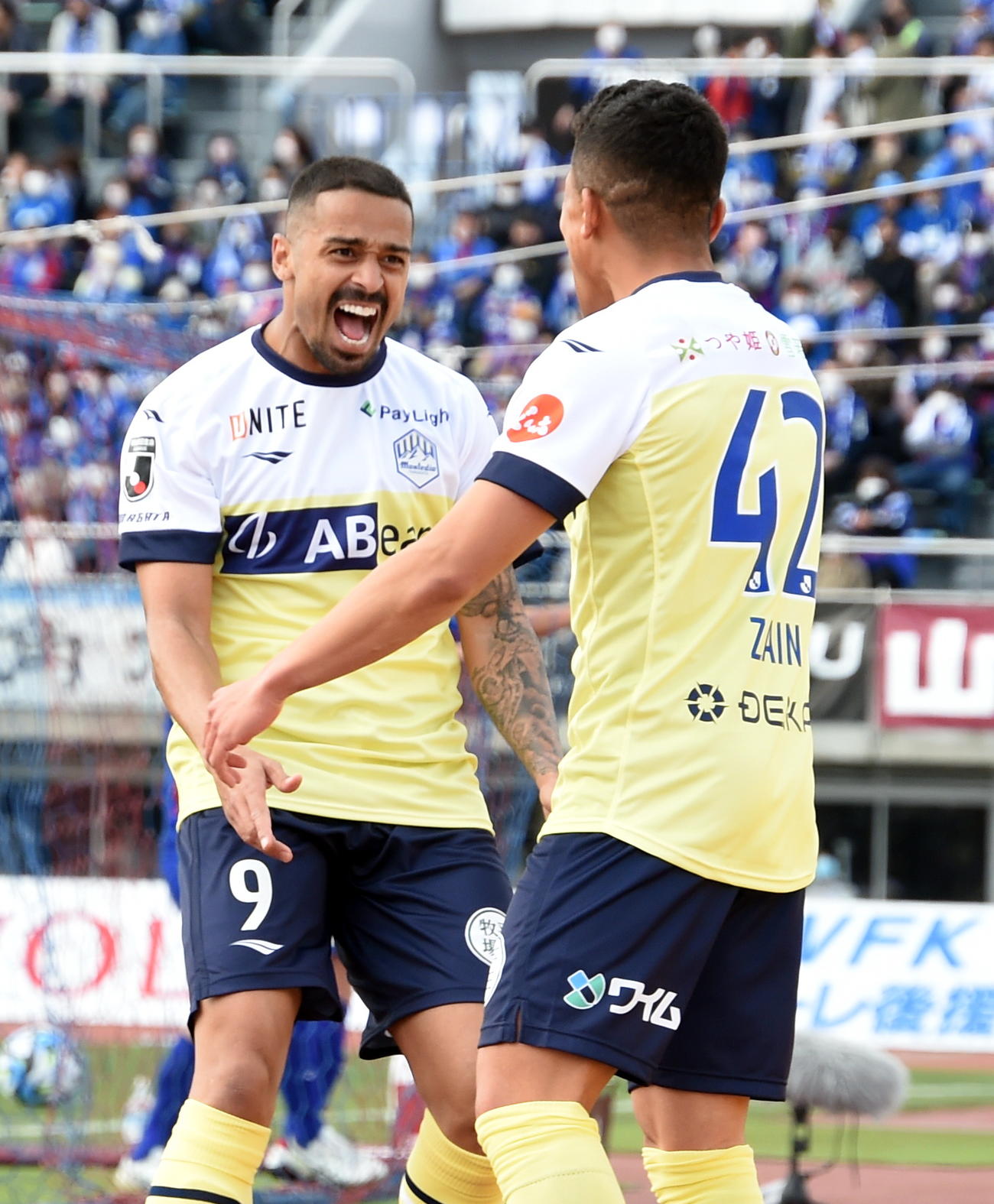 18日の甲府戦で先制ゴールを決めて雄たけびを上げる山形FWデラトーレ（左）
