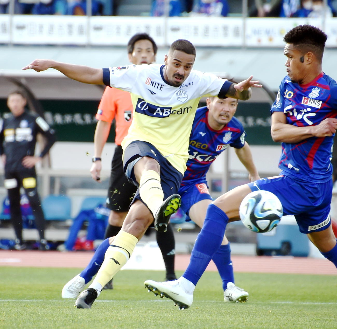 18日の甲府戦でシュートを放つ山形FWデラトーレ（中央）