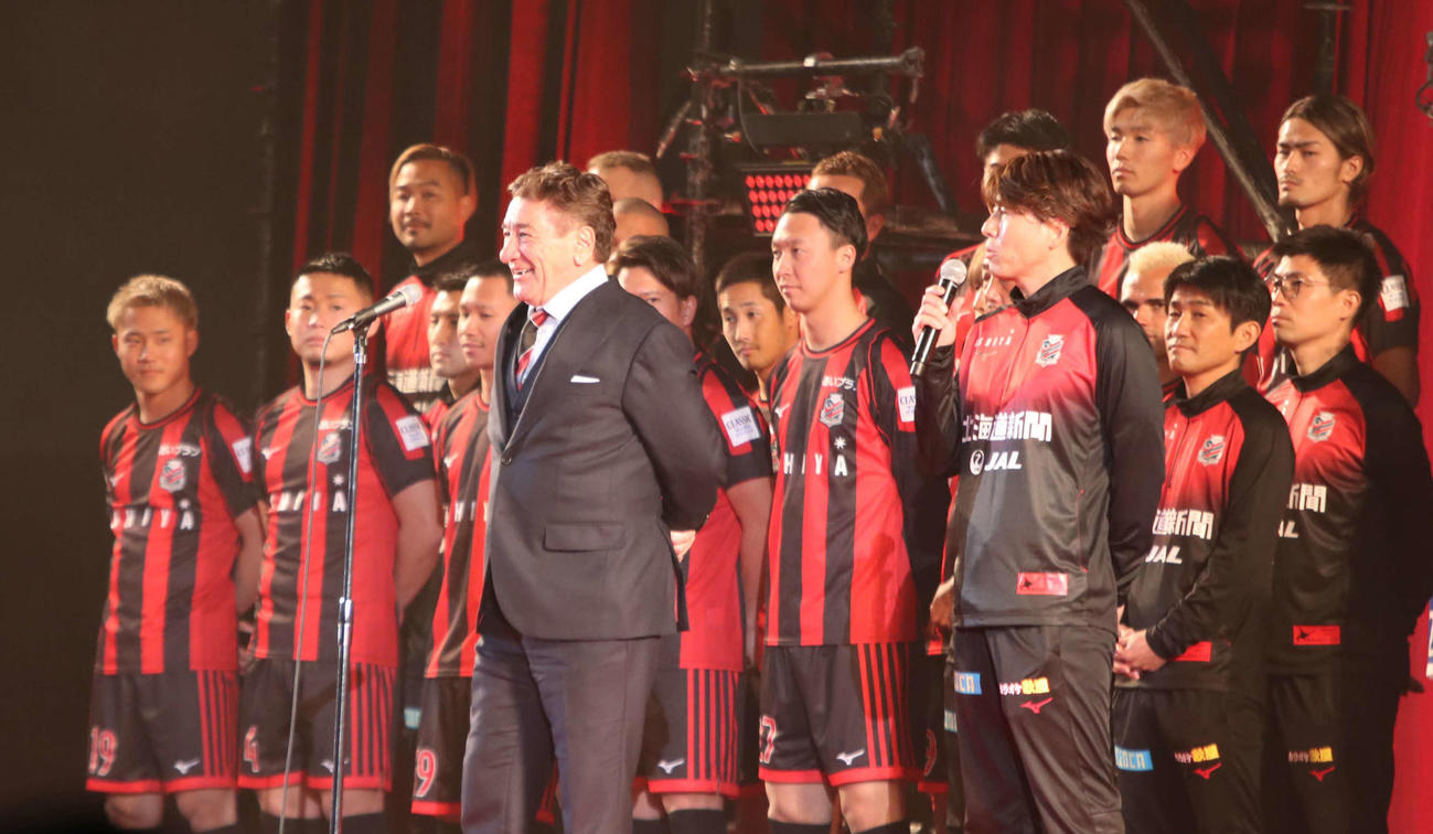 北海道コンサドーレ札幌キックオフ2023であいさつする札幌ペトロビッチ監督（中央）（2023年1月撮影）