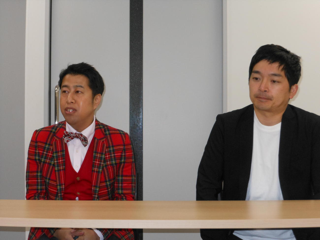 G大阪－鳥栖に来場したウエストランドの井口浩之（左）と河本太