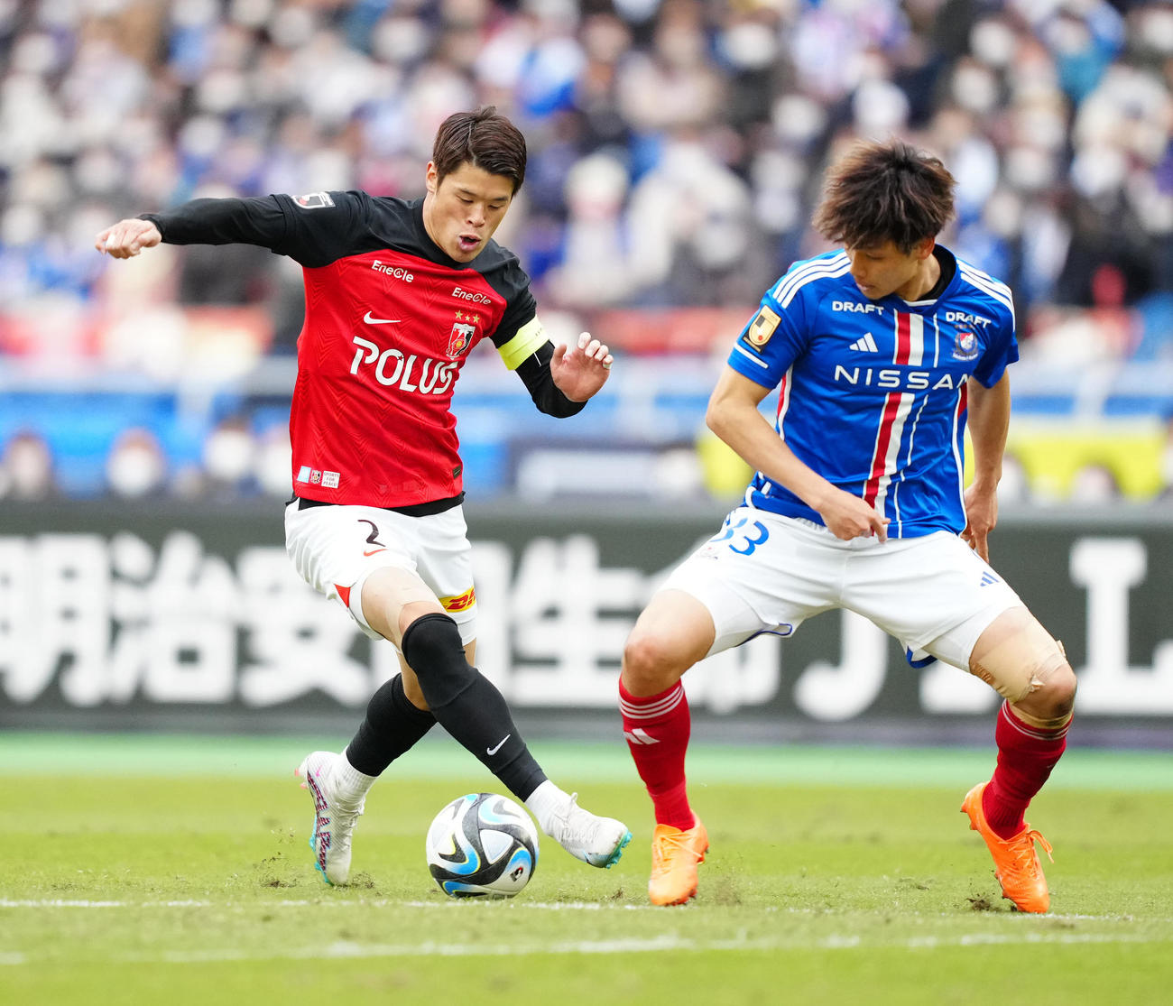 横浜対浦和　後半、攻め込む浦和酒井。右は横浜角田（撮影・江口和貴）