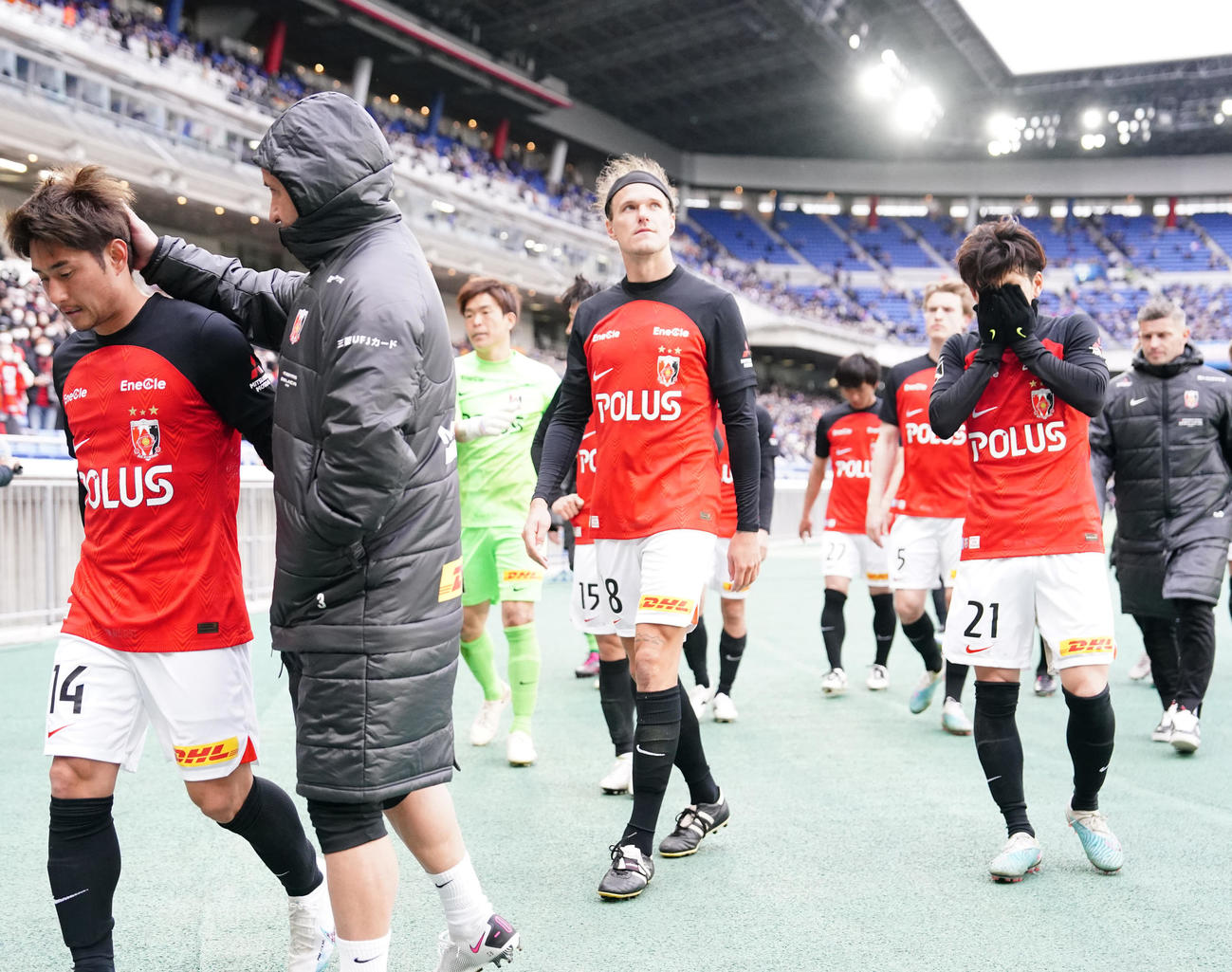 横浜対浦和　横浜に敗れ、厳しい表情で引き揚げる浦和の選手たち（撮影・江口和貴）