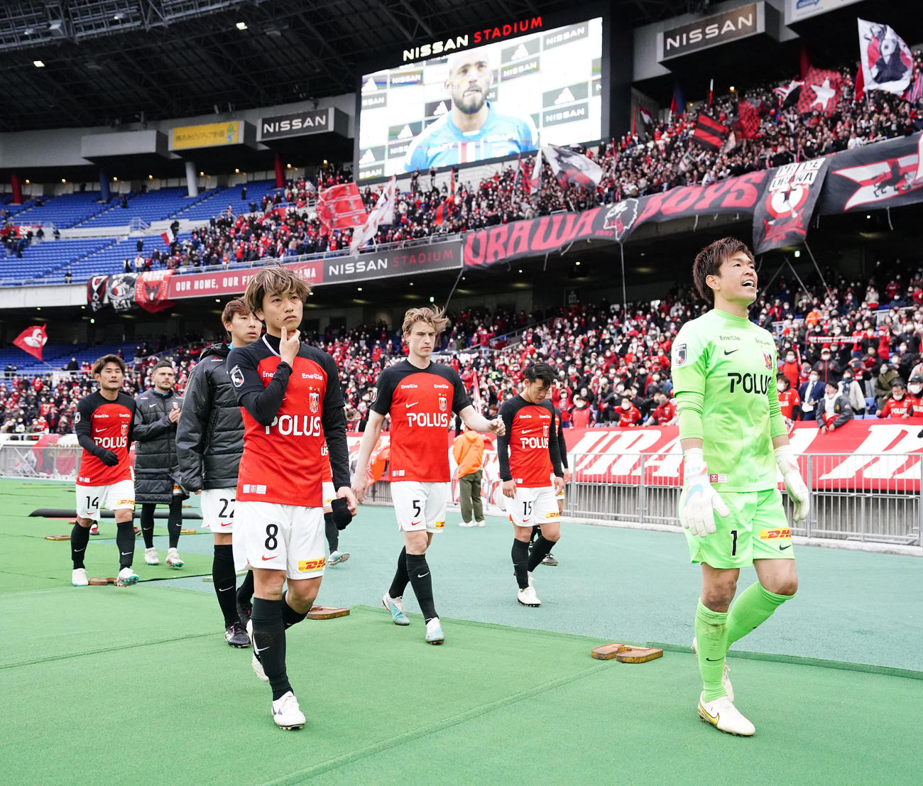 横浜対浦和　横浜に敗れ、厳しい表情で引き揚げるGK西川（右端）ら浦和の選手たち（撮影・江口和貴）