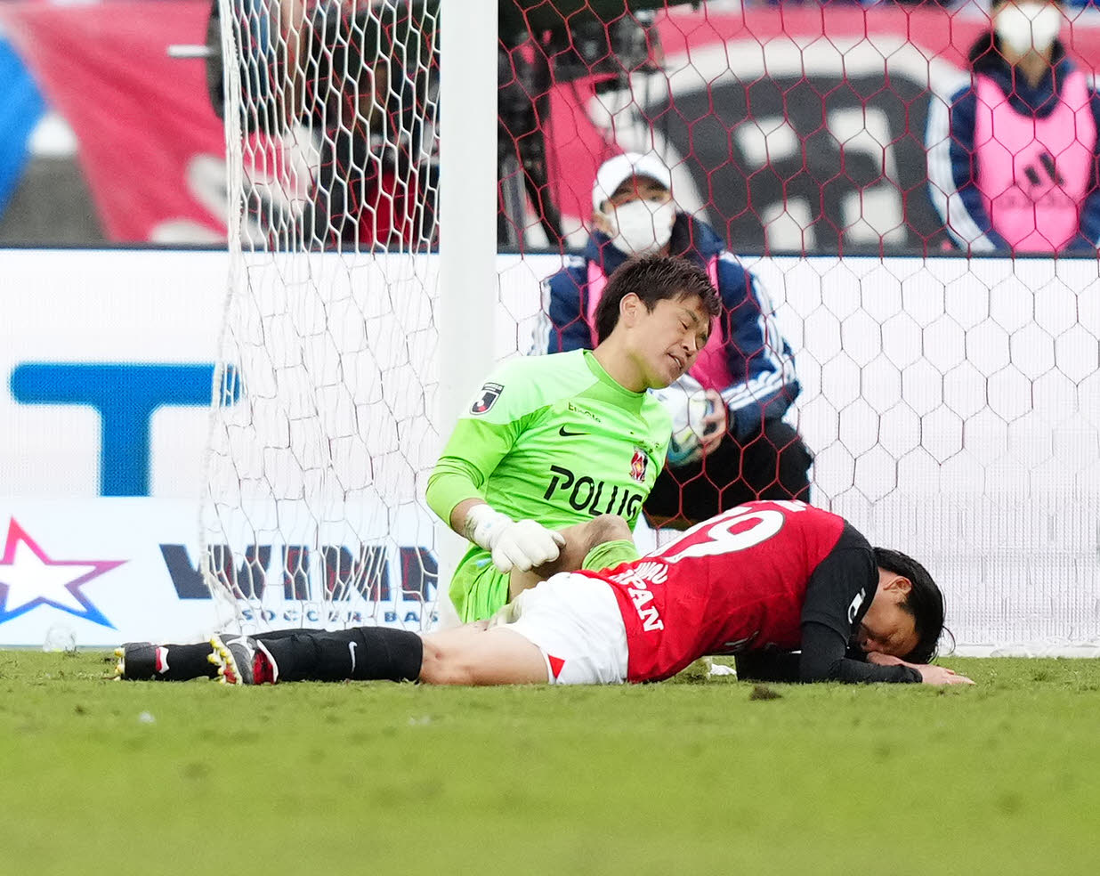 横浜対浦和　後半、失点してうなだれる浦和GK西川と岩尾（手前）（撮影・江口和貴）