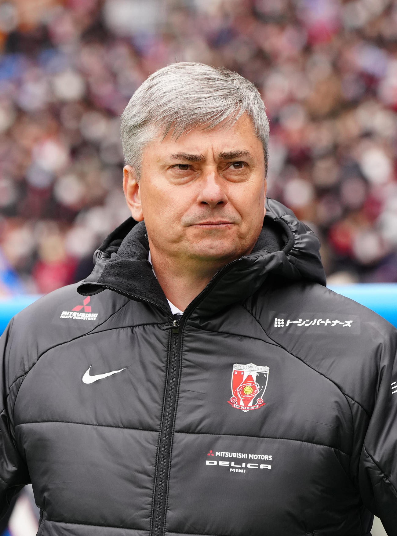 横浜対浦和　試合前、ベンチ前に立つ浦和スコルジャ監督（撮影・江口和貴）