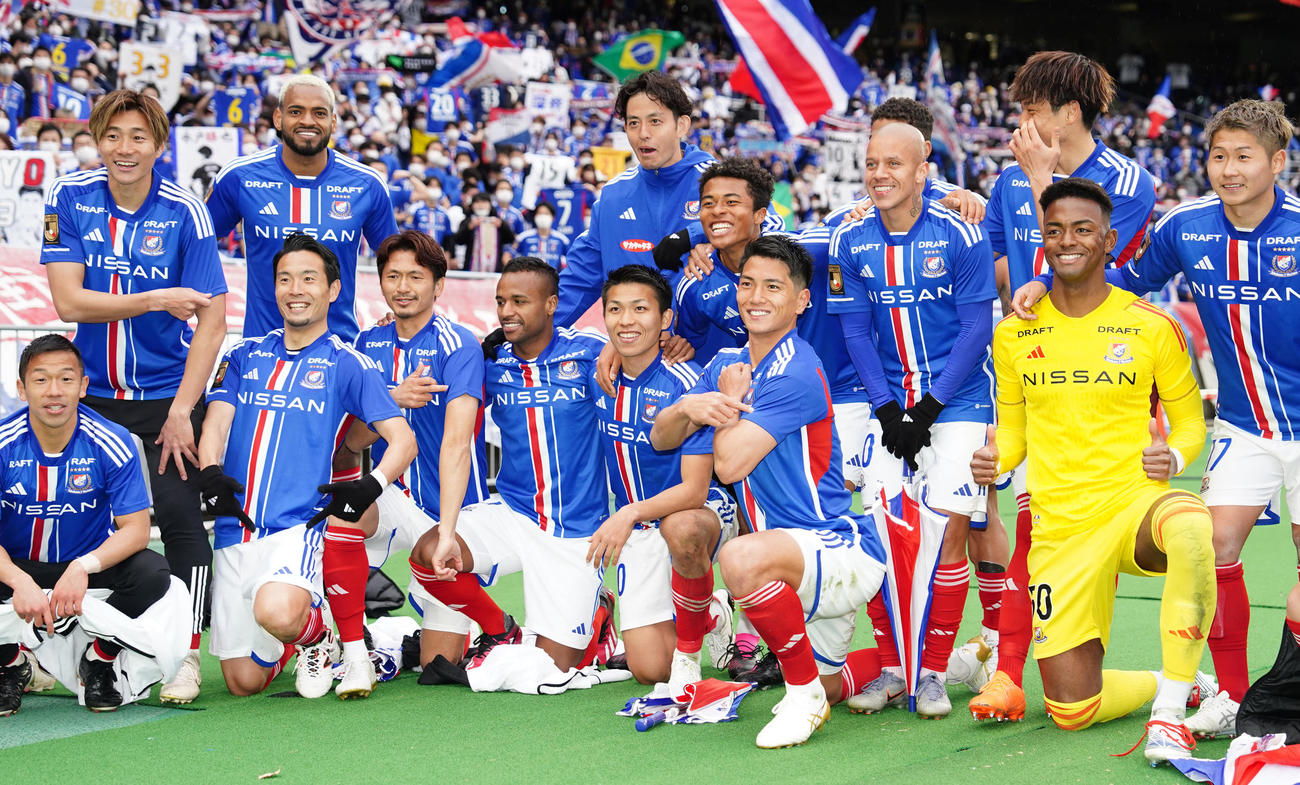 横浜対浦和　試合後、ユニホームのスポンサーを募集する横浜の選手たち（撮影・江口和貴）