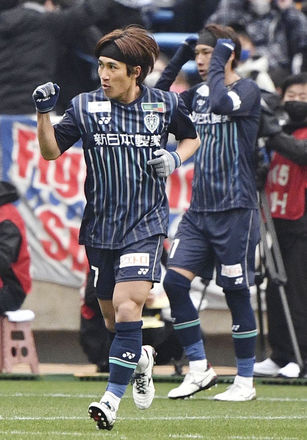 福岡―C大阪　後半、決勝ゴールを決めた福岡・金森（左）はガッツポーズ（共同）
