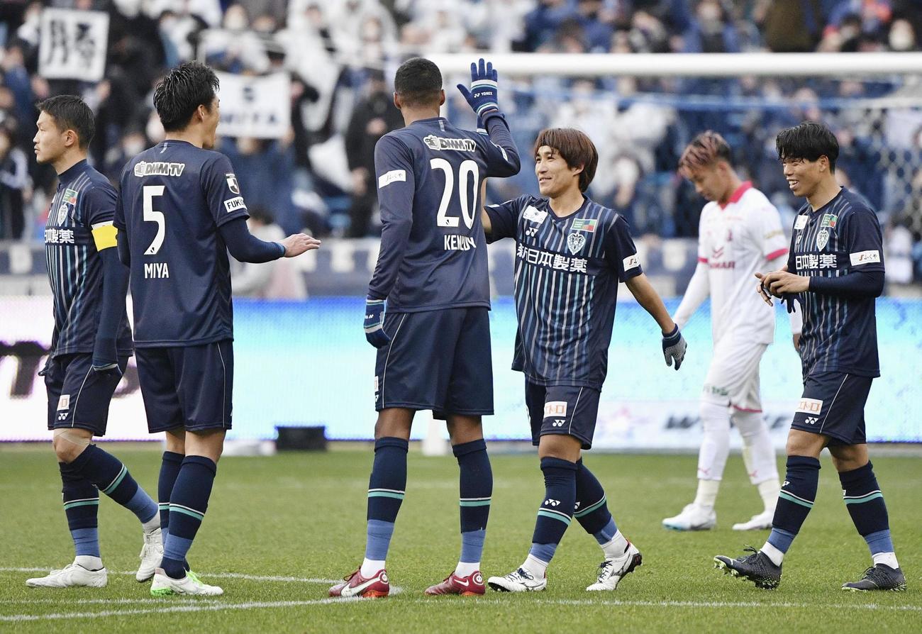 C大阪に勝利し、喜ぶ福岡イレブン(共同)
