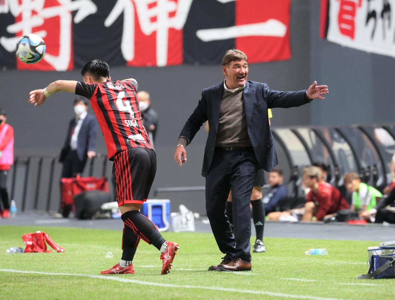 札幌対神戸　指示を出す札幌ペトロビッチ監督（撮影・黒川智章）