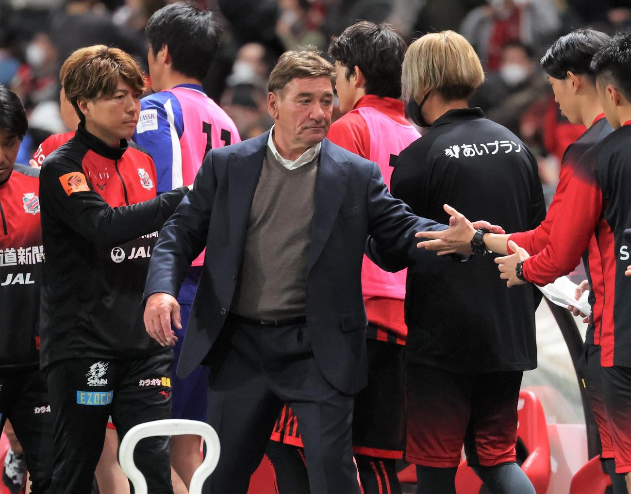 札幌対神戸　試合後、スタッフらと握手する札幌ペトロビッチ監督（撮影・黒川智章）