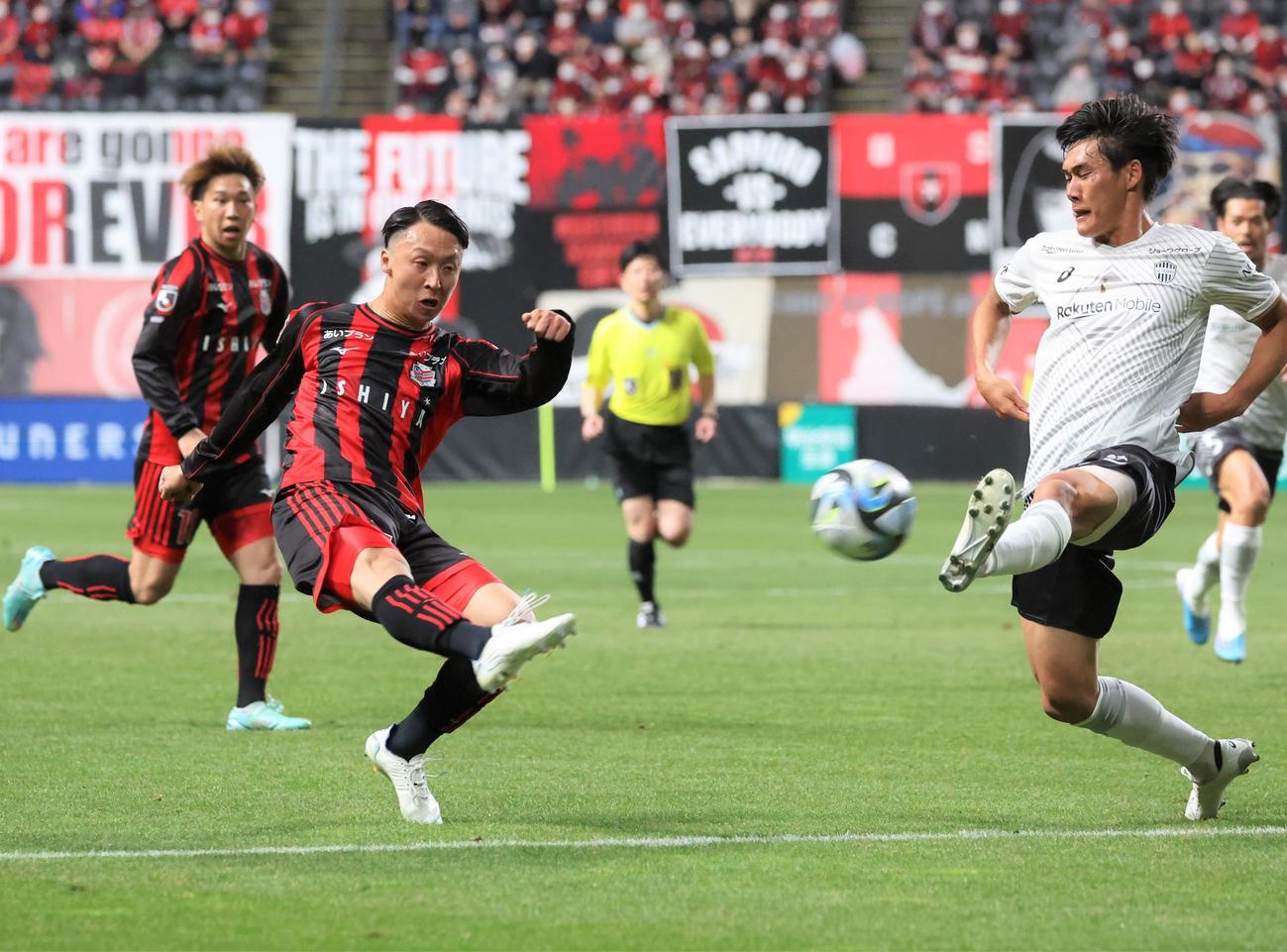 札幌対神戸　前半、シュートを放つ札幌荒野（左）（撮影・黒川智章）