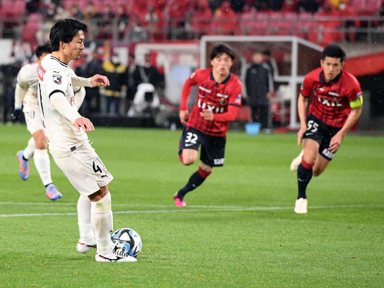鹿島対川崎F　後半、PKを川崎F家長が蹴る前に鹿島守備陣がペナルティエリア内に侵入。外したものの蹴り直しとなる（撮影・たえ見朱実）