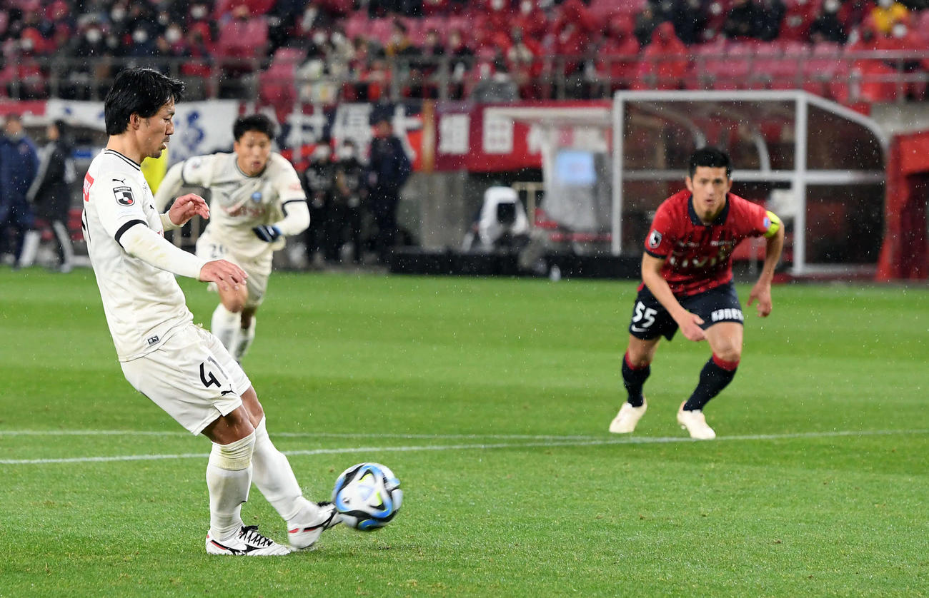 鹿島対川崎F　後半、蹴り直しのPKを決める川崎F家長（撮影・たえ見朱実）