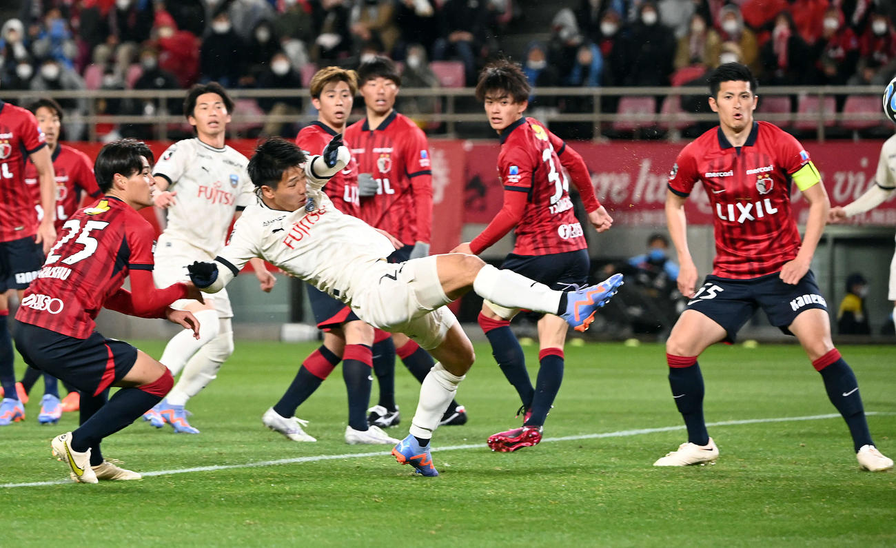 鹿島対川崎F　後半、同点ゴールを決める川崎F山田（中央）（撮影・たえ見朱実）