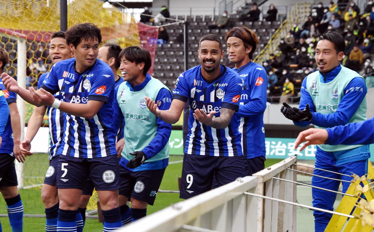 後半17分、逆転ゴールを決めたFWデラトーレ（右から3人目）は、笑顔でゆりかごダンス