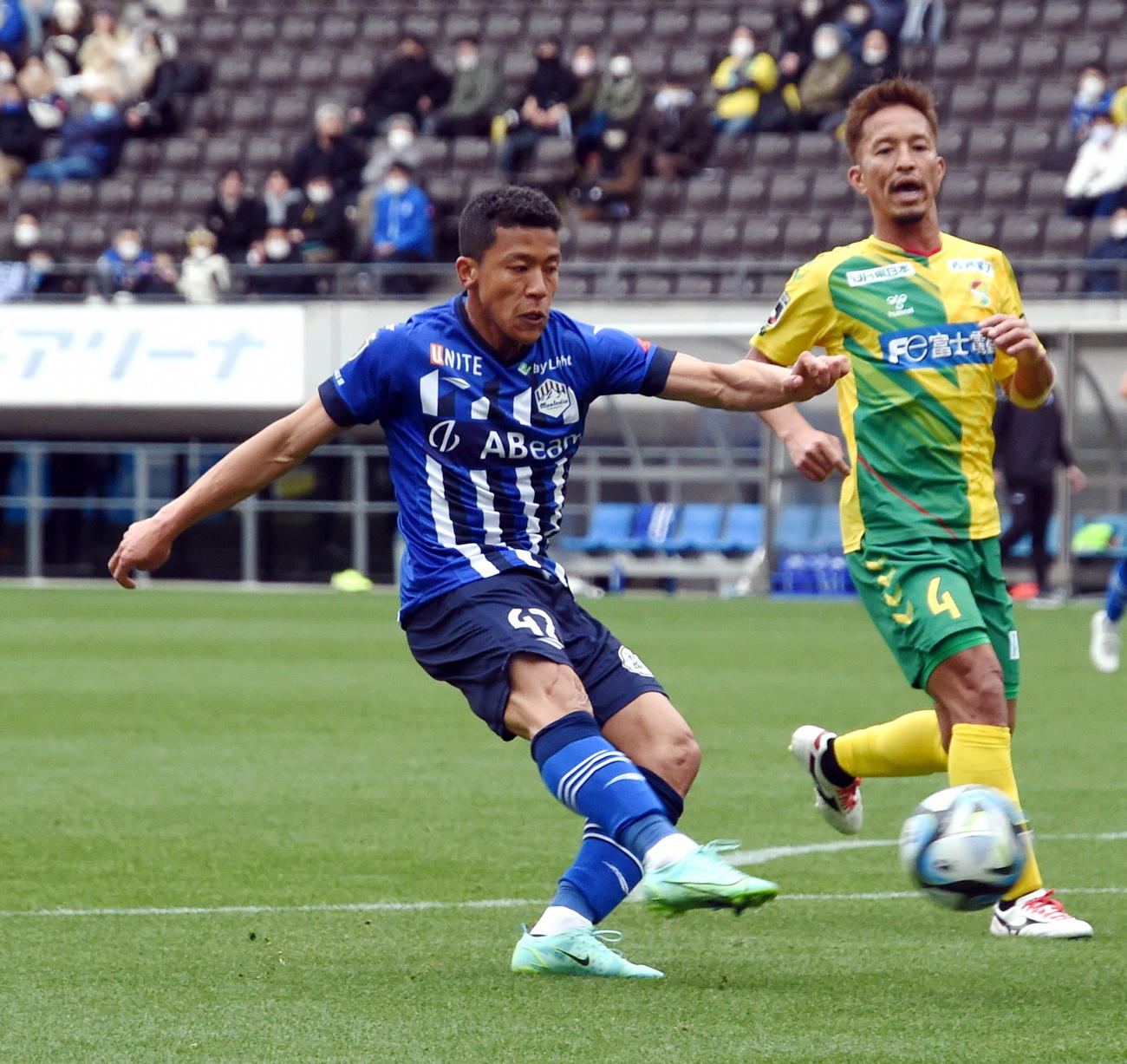 前半45分、同点ゴールを決めるFWイサカ・ゼイン（左）（撮影・山田愛斗）