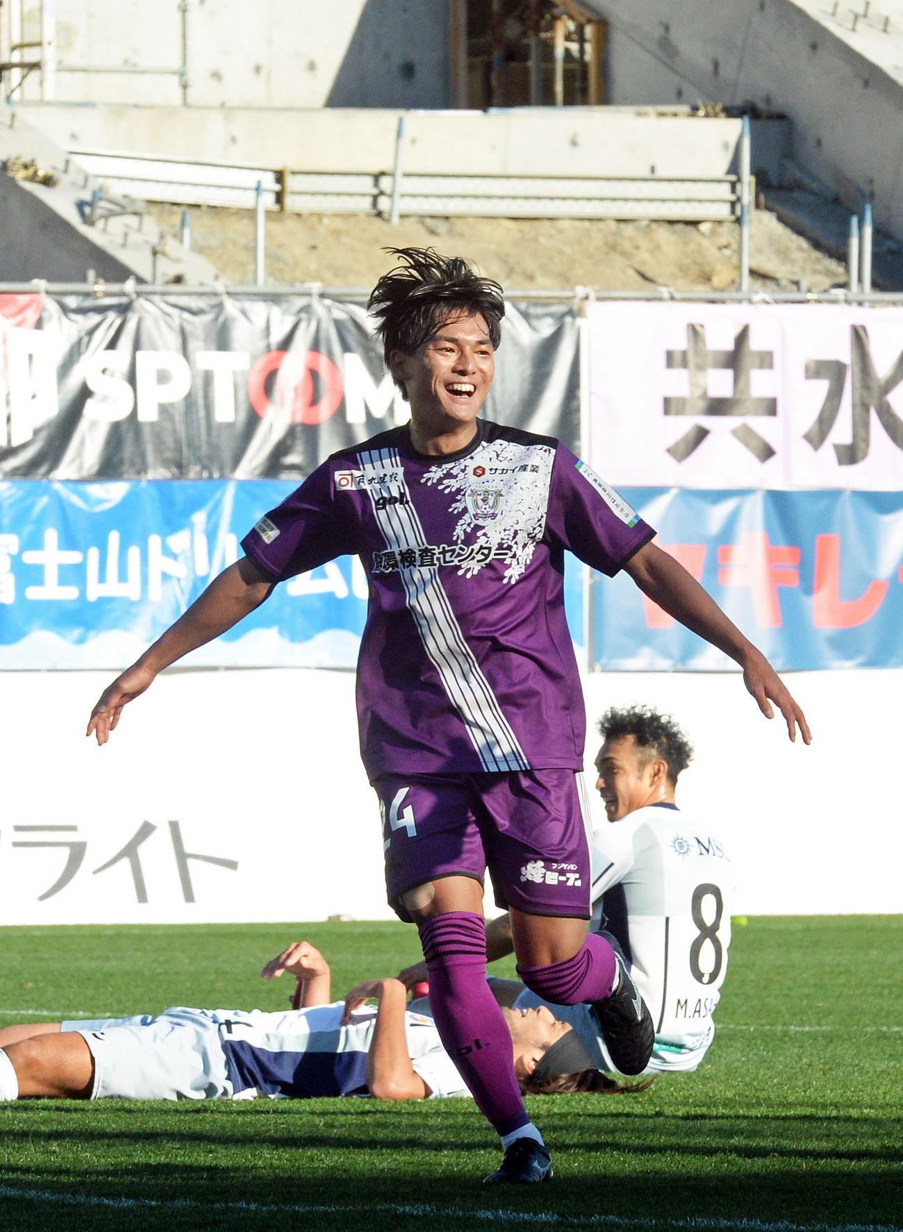 後半、追加点を決めた藤枝久保は笑顔で駆けだす