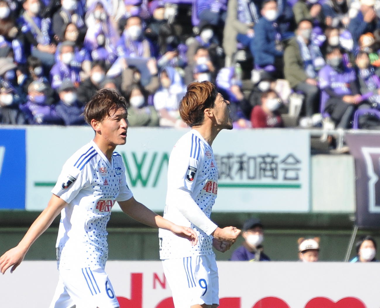 前半37分に追加点を奪い、雄たけびを上げる鈴木（右）