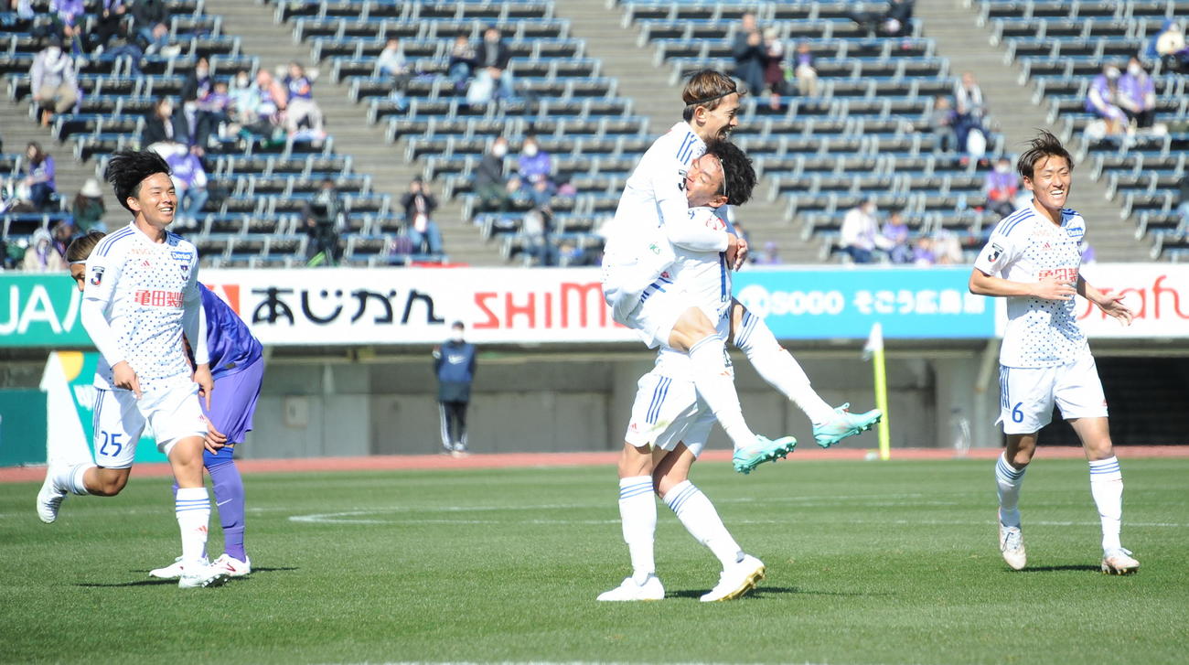 先制点を挙げた太田（中央左）が伊藤に飛びついて喜ぶ