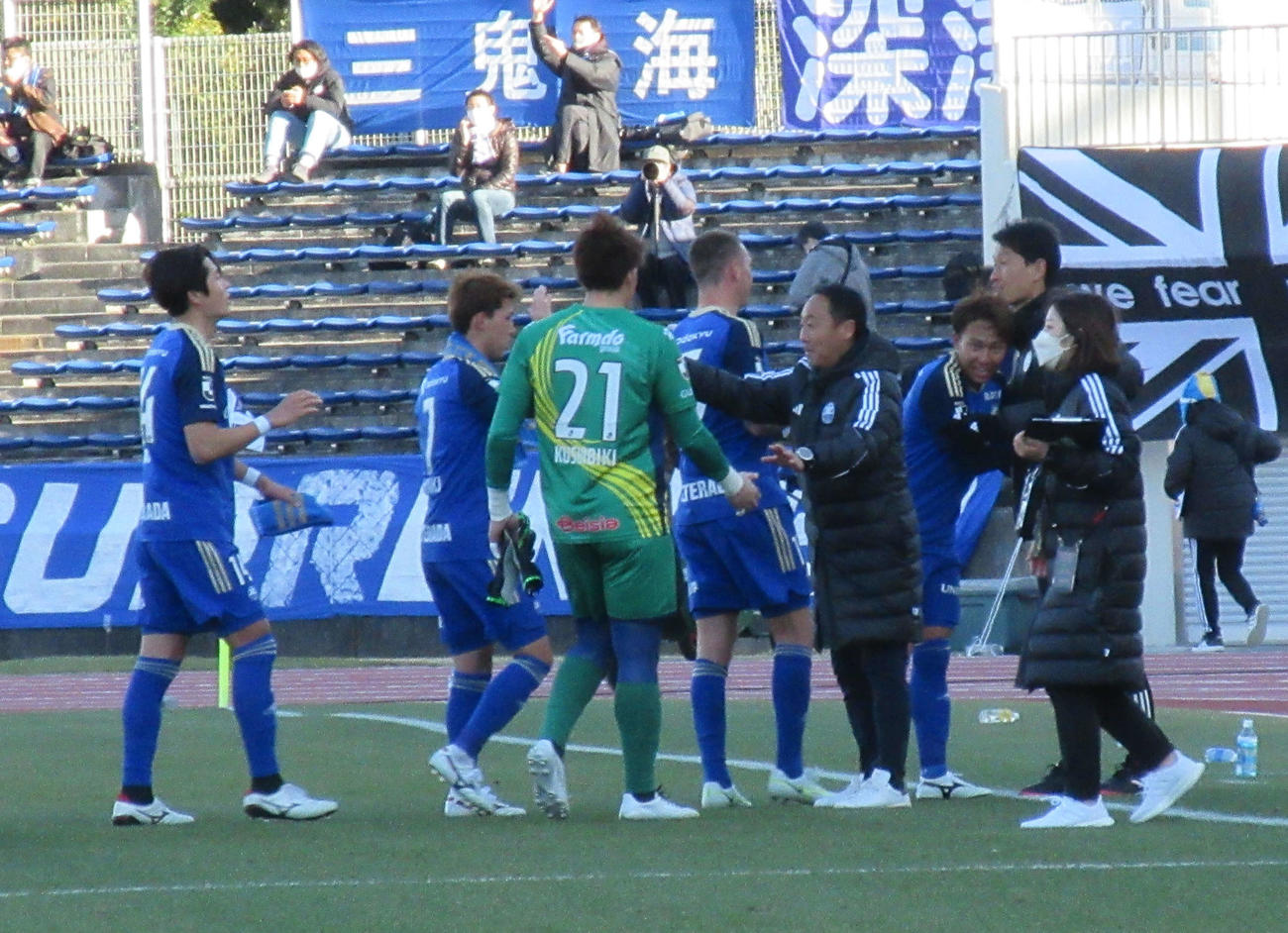 J2町田対群馬　就任後初勝利を収め、選手たちをねぎらう町田の黒田監督（右から4人目）（撮影・磯綾乃）