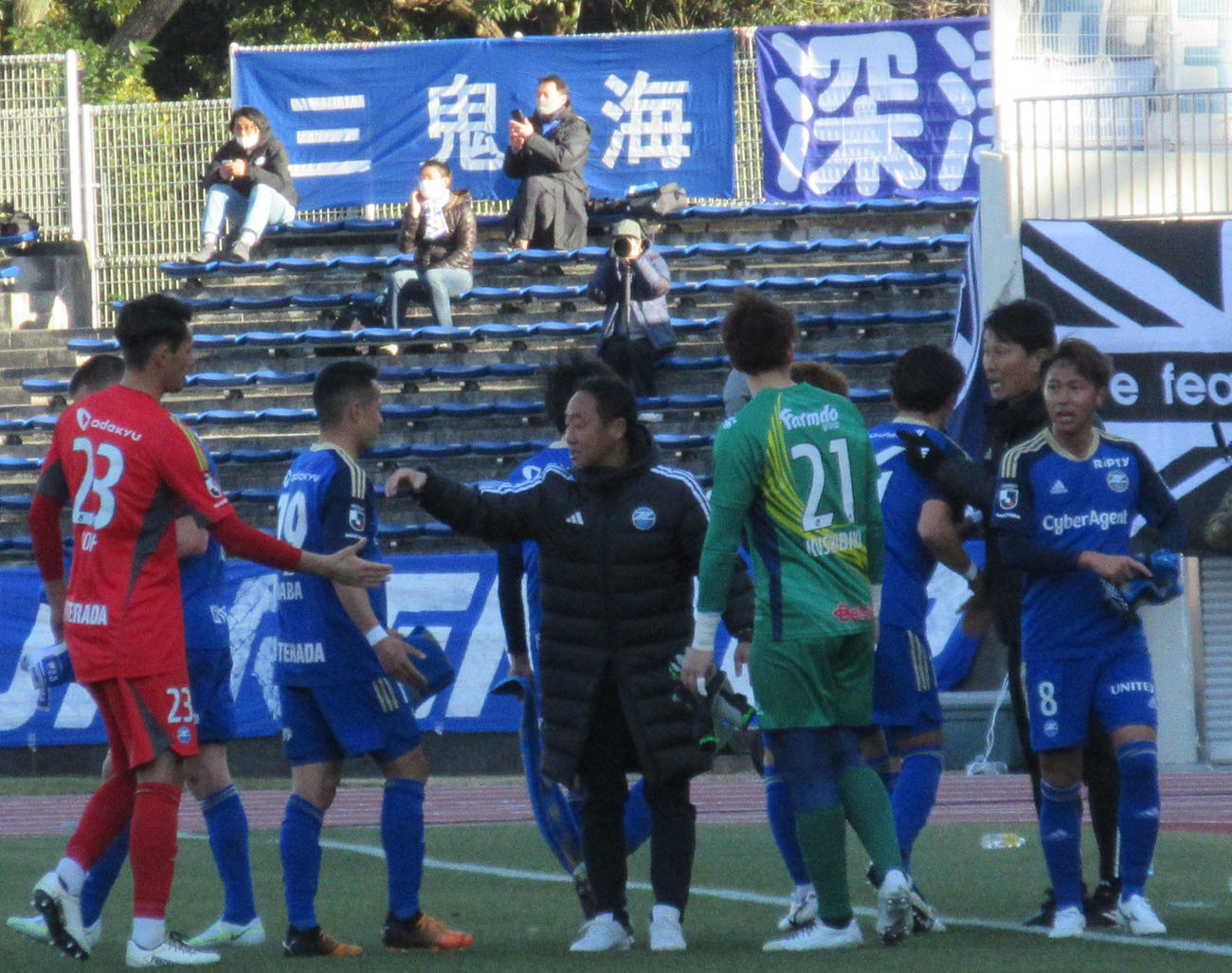 J2町田対群馬　就任後初勝利を収め、選手たちをねぎらう町田の黒田監督（左から3人目）（撮影・磯綾乃）