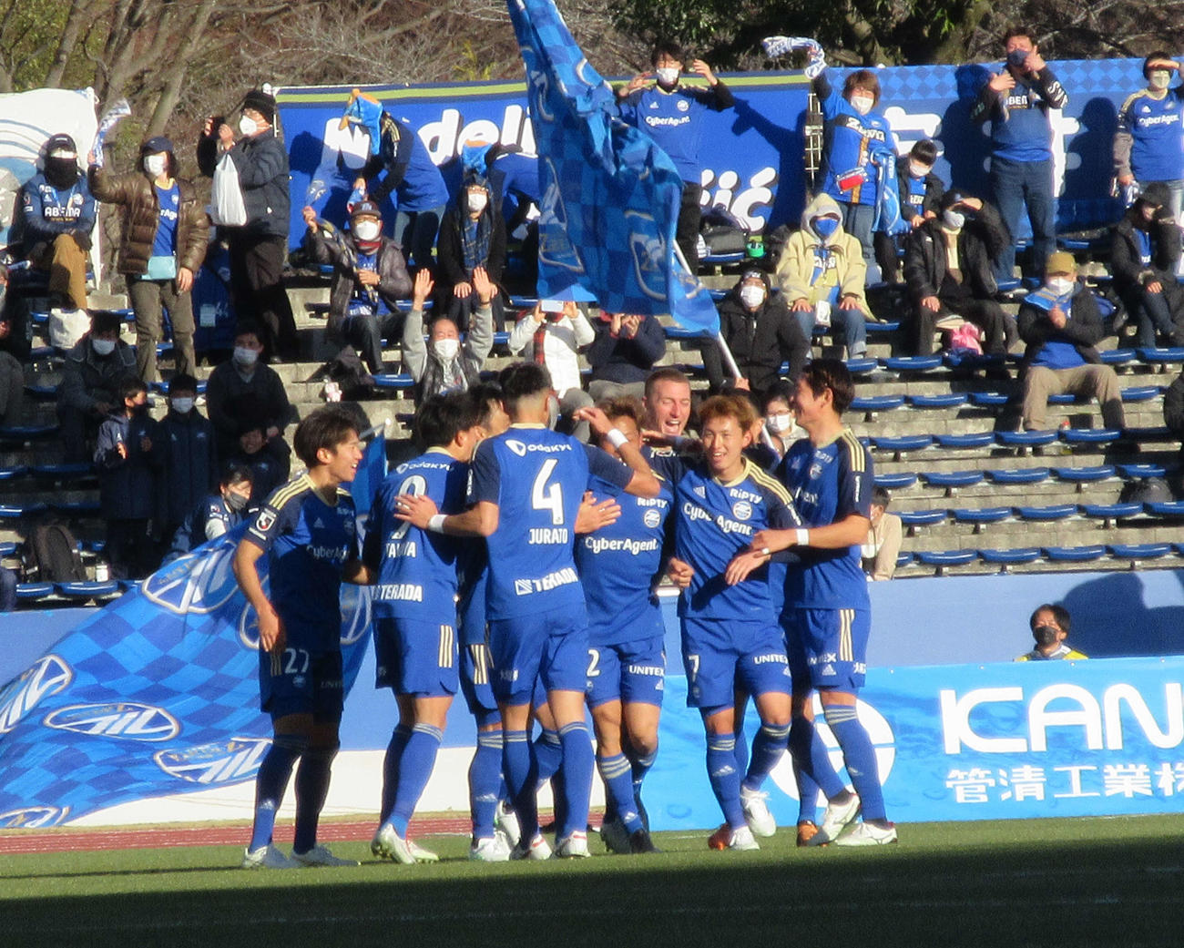 J2町田対群馬　後半39分、2点目を決めたDF翁長を祝福する町田ゼルビアの選手たち（撮影・磯綾乃）