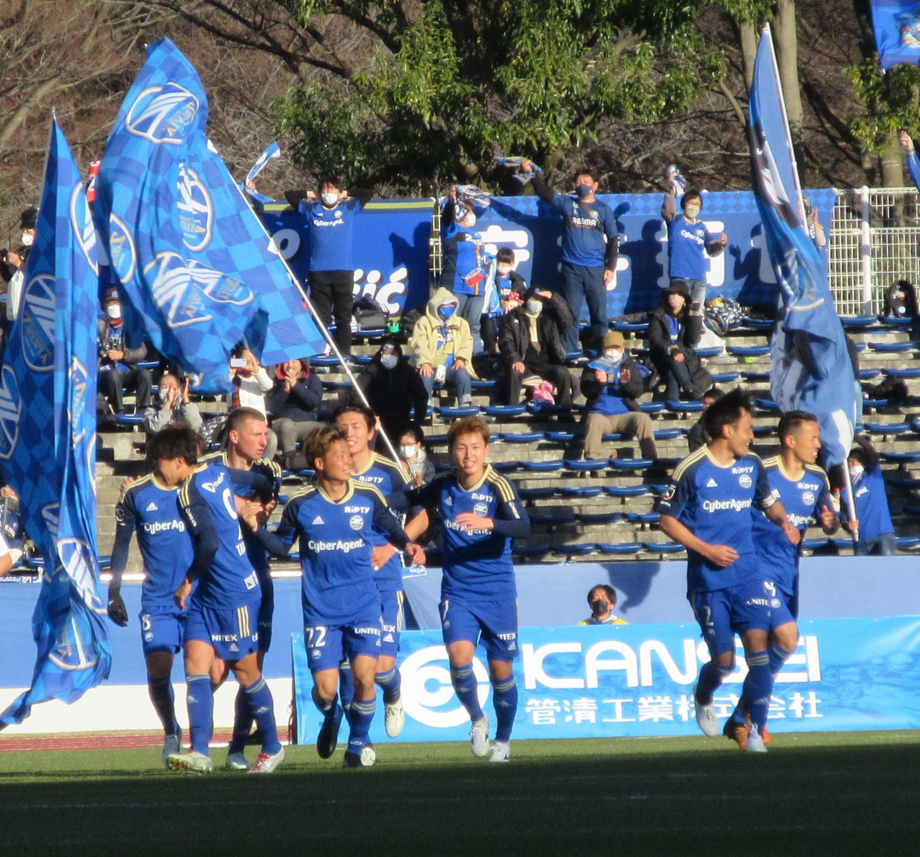 J2町田対群馬　後半39分、2点目を決めたDF翁長を祝福する町田ゼルビアの選手たち（撮影・磯綾乃）