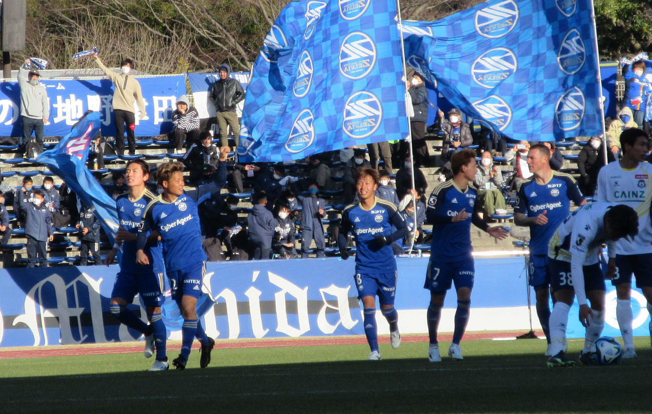 J2町田対群馬　後半39分、2点目を決めたDF翁長聖（左から2人目）（撮影・磯綾乃）