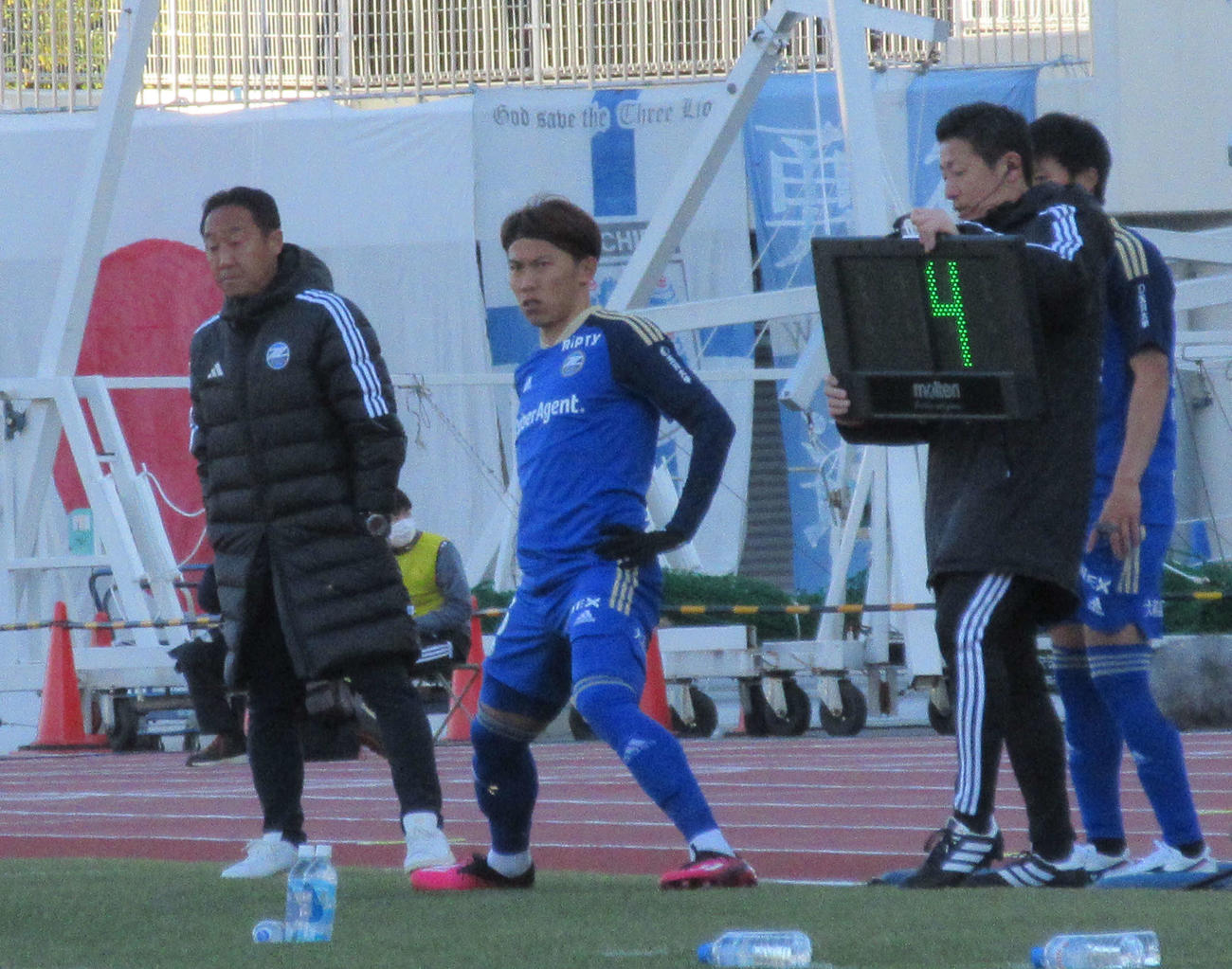 J2町田対群馬　戦況を見守る町田ゼルビアの黒田剛監督（左）（撮影・磯綾乃）2023年2月26日、東京・町田市