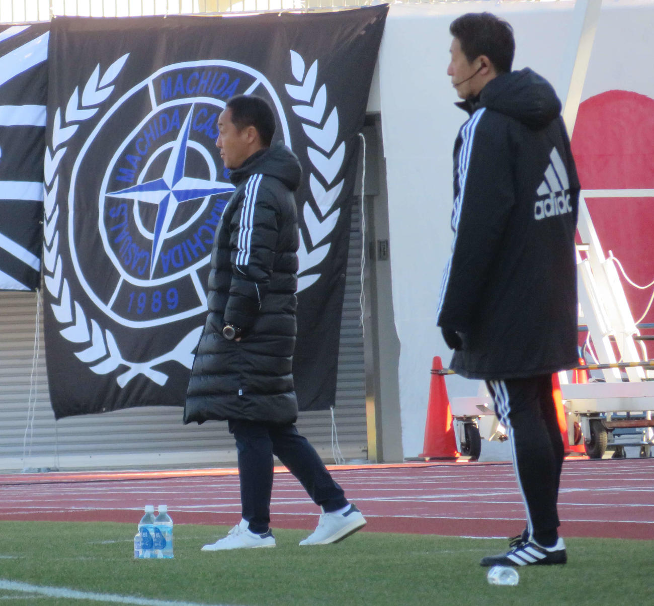 J2町田対群馬　戦況を見守る町田ゼルビアの黒田剛監督（左）（撮影・磯綾乃）2023年2月26日、東京・町田市