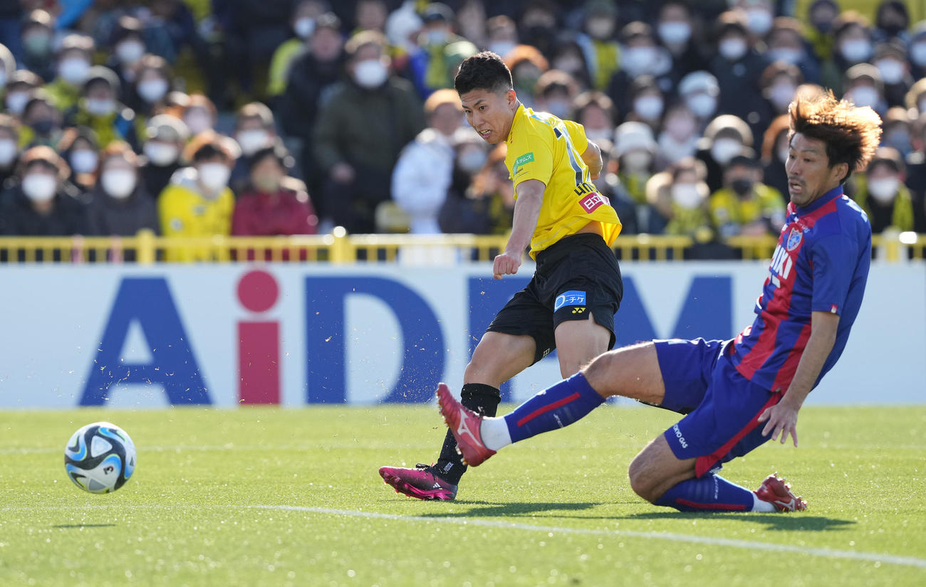 柏対FC東京　前半、先制ゴールを決める柏細谷（左）（撮影・鈴木みどり）